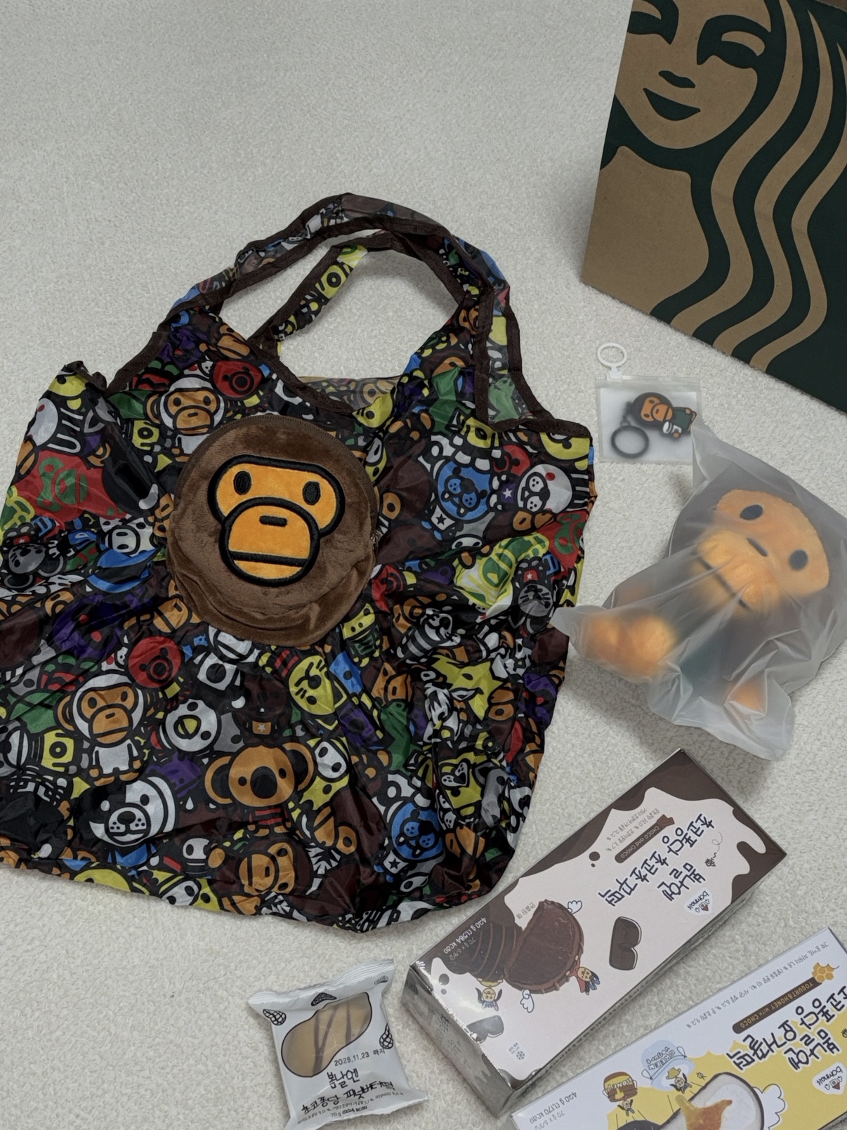 Starbucks x BAPE Baby Milo Foldable Bag, Starbucks x BAPE Baby Milo Keychain 착용 스타일