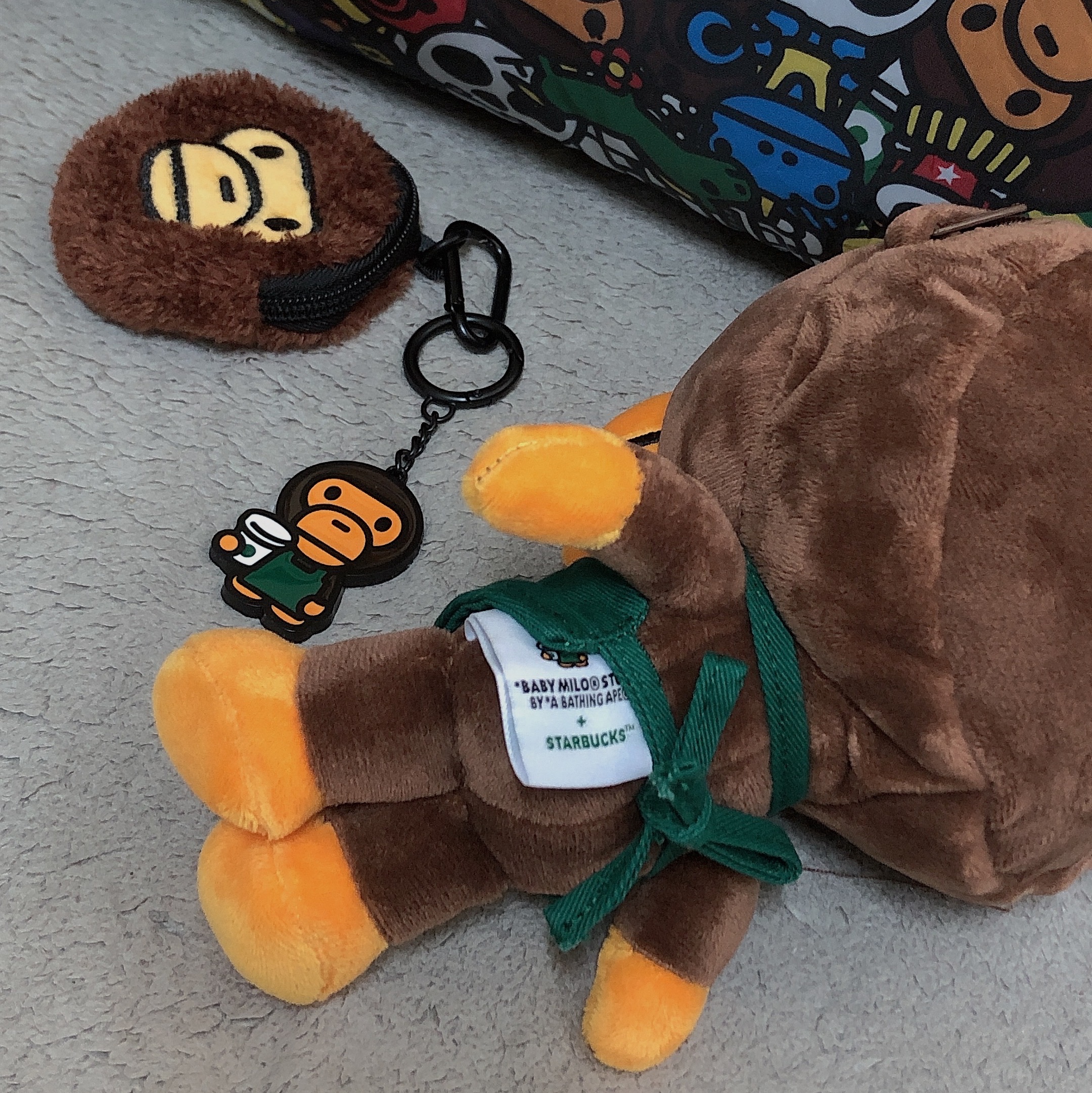 Starbucks x BAPE Baby Milo Keychain, Starbucks x BAPE Baby Milo Foldable Bag 착용 스타일 - 2