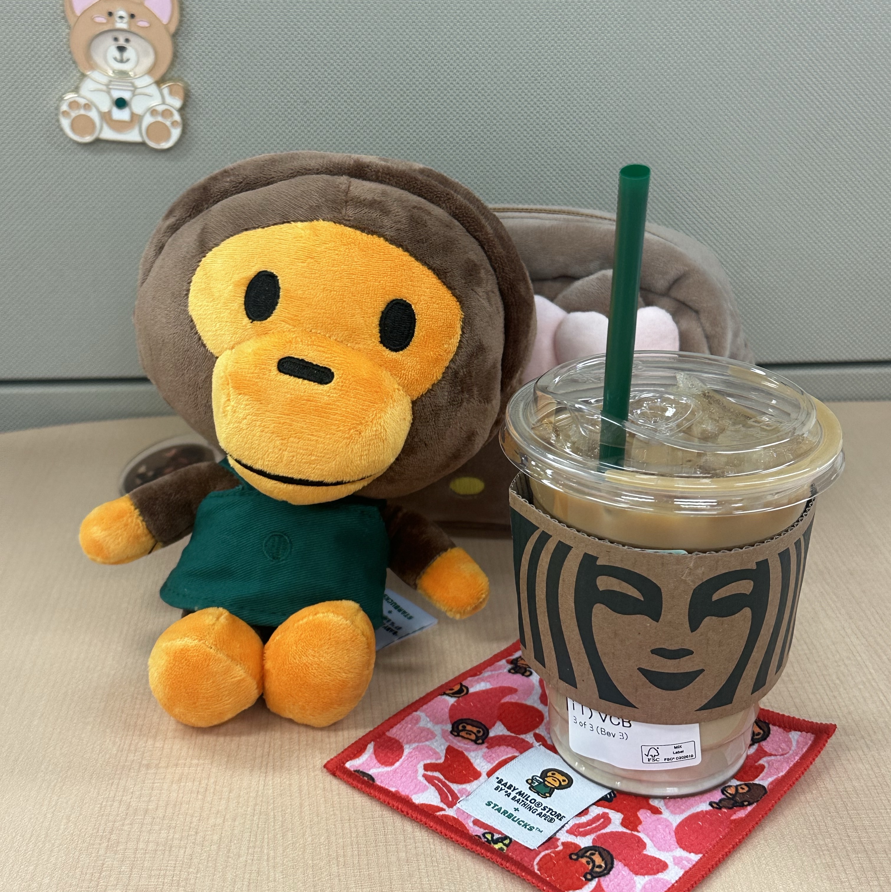 Starbucks x BAPE Baby Milo Foldable Bag, Starbucks x BAPE Baby Milo Neck Pillow 착용 스타일 - 1