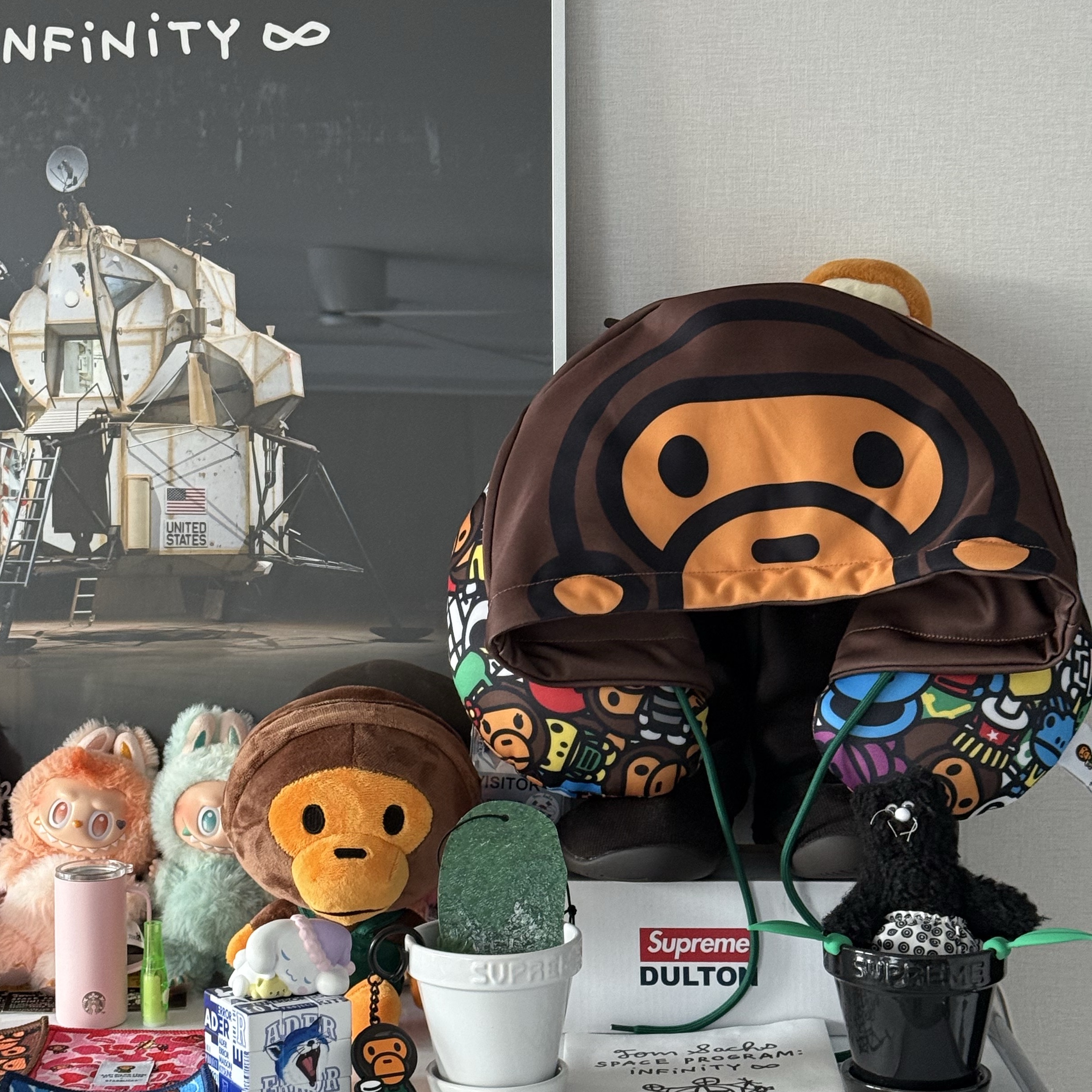 Starbucks x BAPE Baby Milo Neck Pillow, Starbucks x BAPE Baby Milo Keychain 착용 스타일