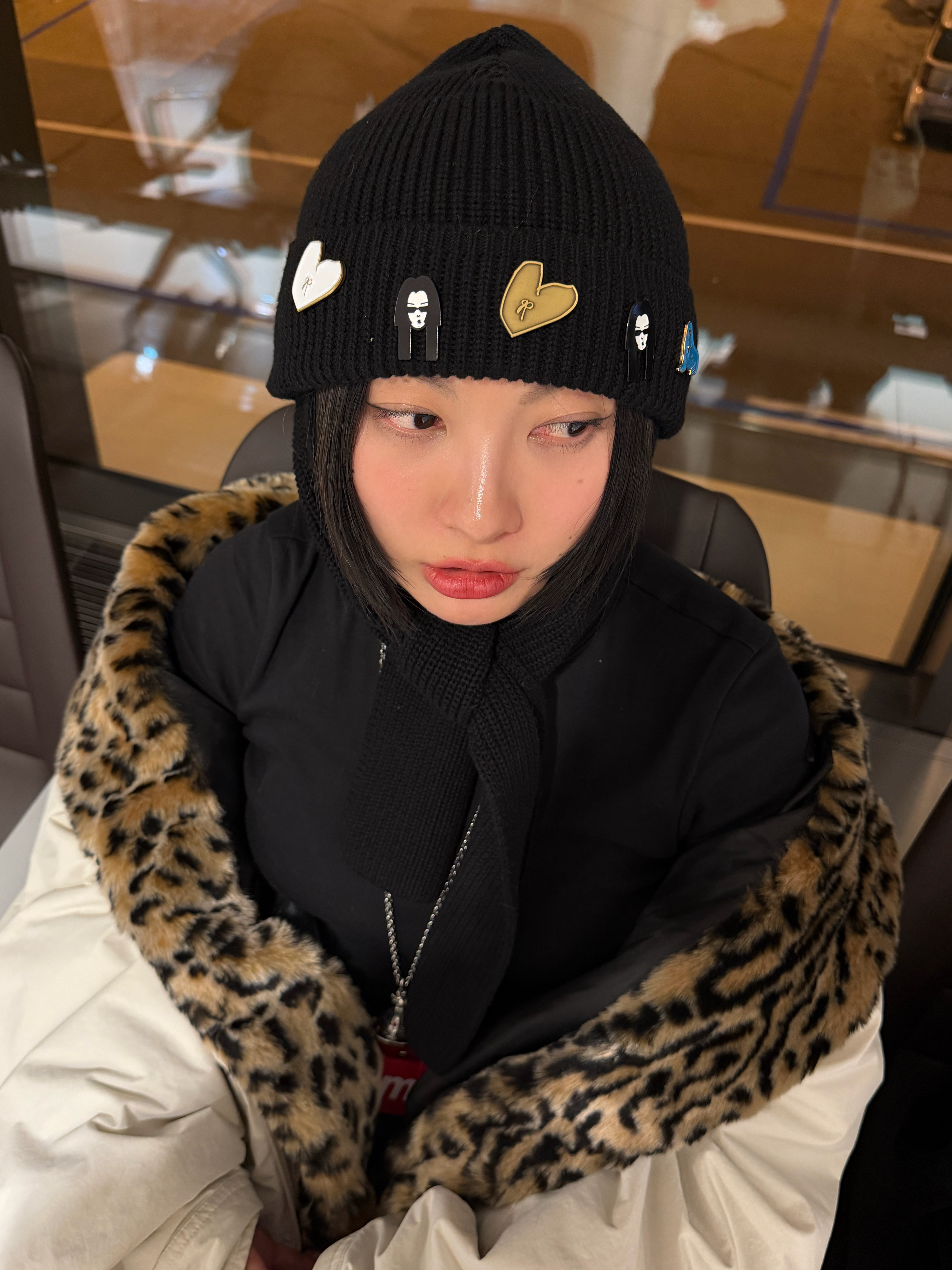(W) Balenciaga Bouncer Screw Sneakers With Piercings Black 착용 스타일 - 3