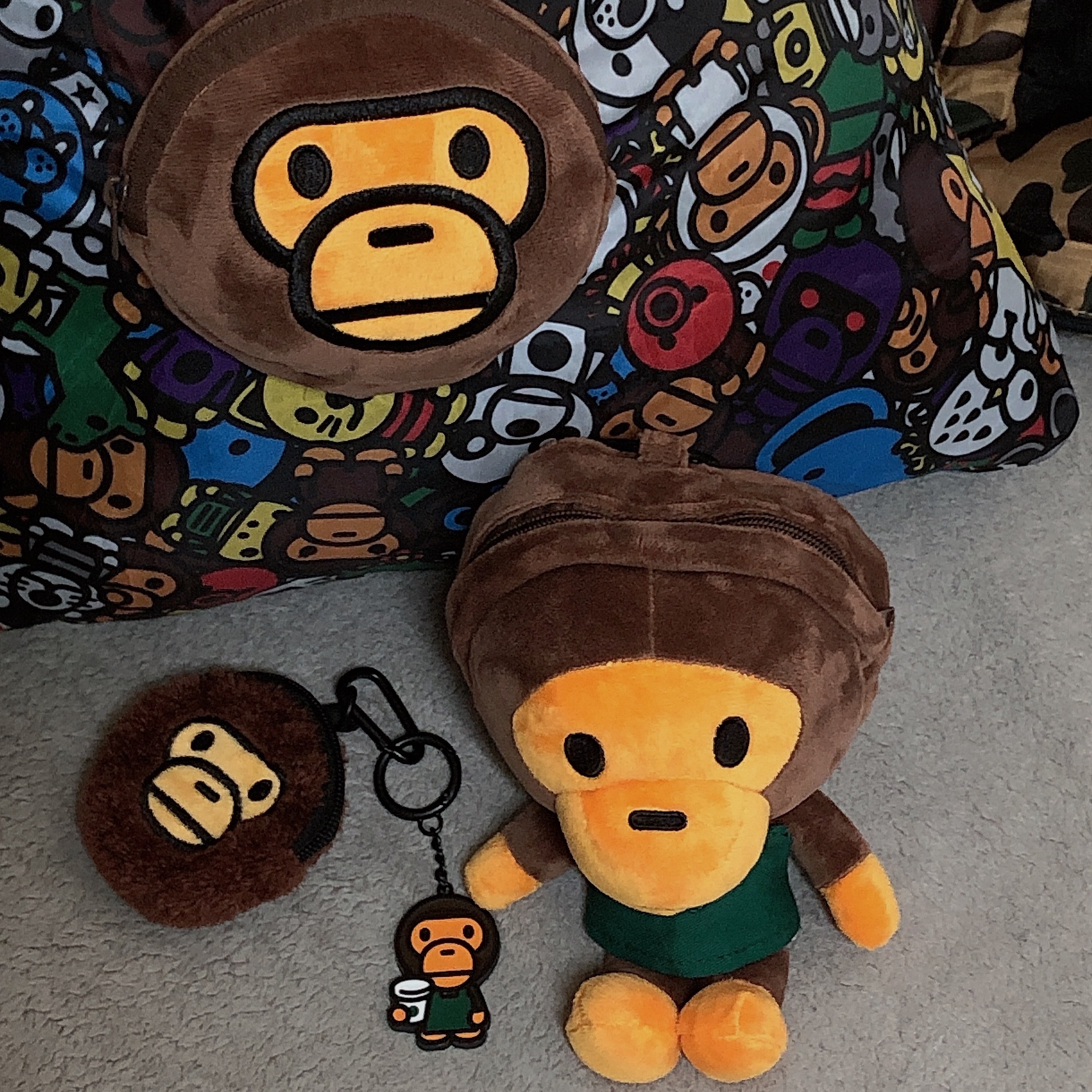 Starbucks x BAPE Baby Milo Keychain, Starbucks x BAPE Baby Milo Foldable Bag 착용 스타일 - 1