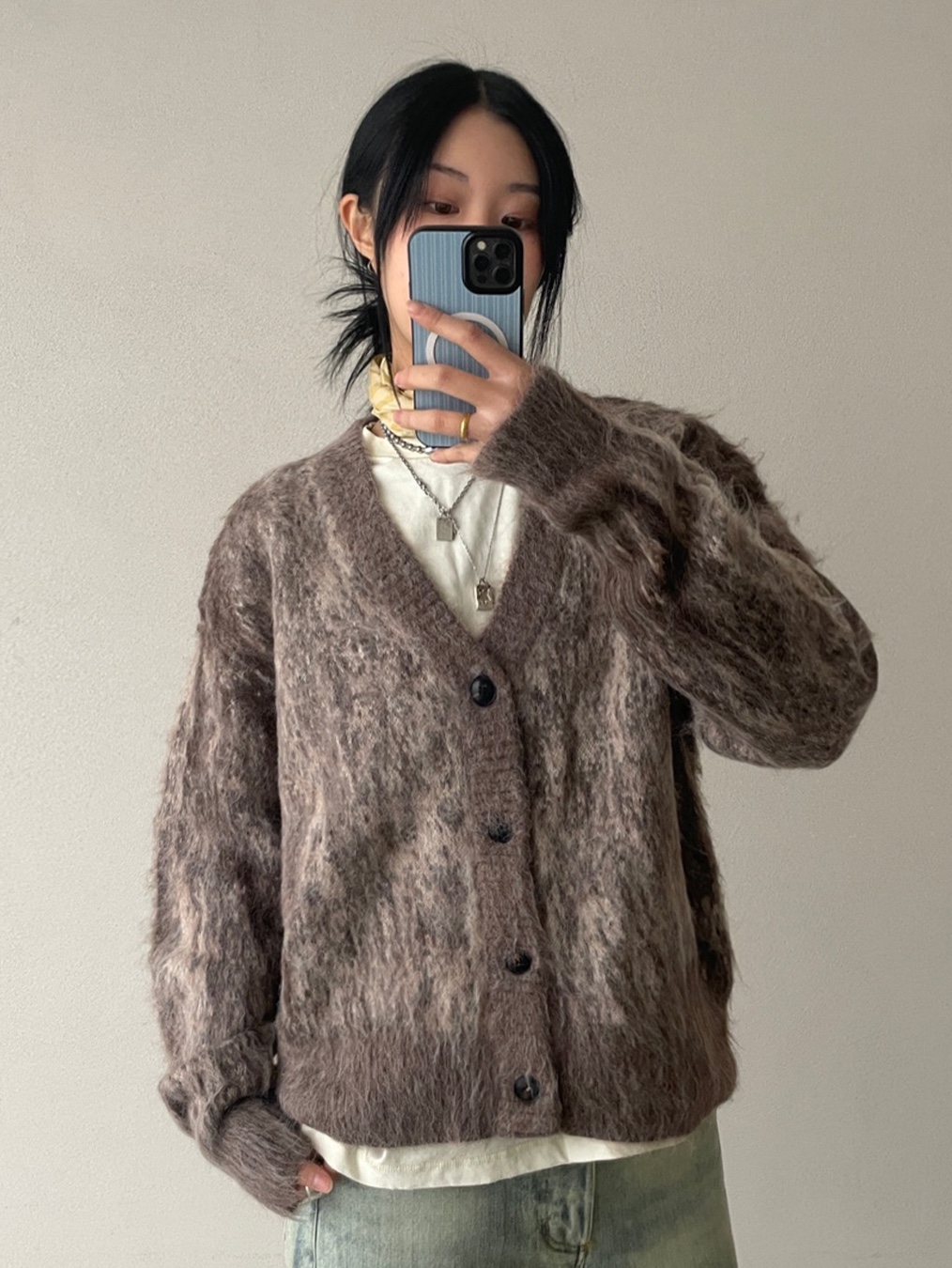 Sunday Ceremony Printed Damage Tee - Light Beige, Sunday Ceremony Gradient Jacquard Cardigan - Brown 착용 스타일