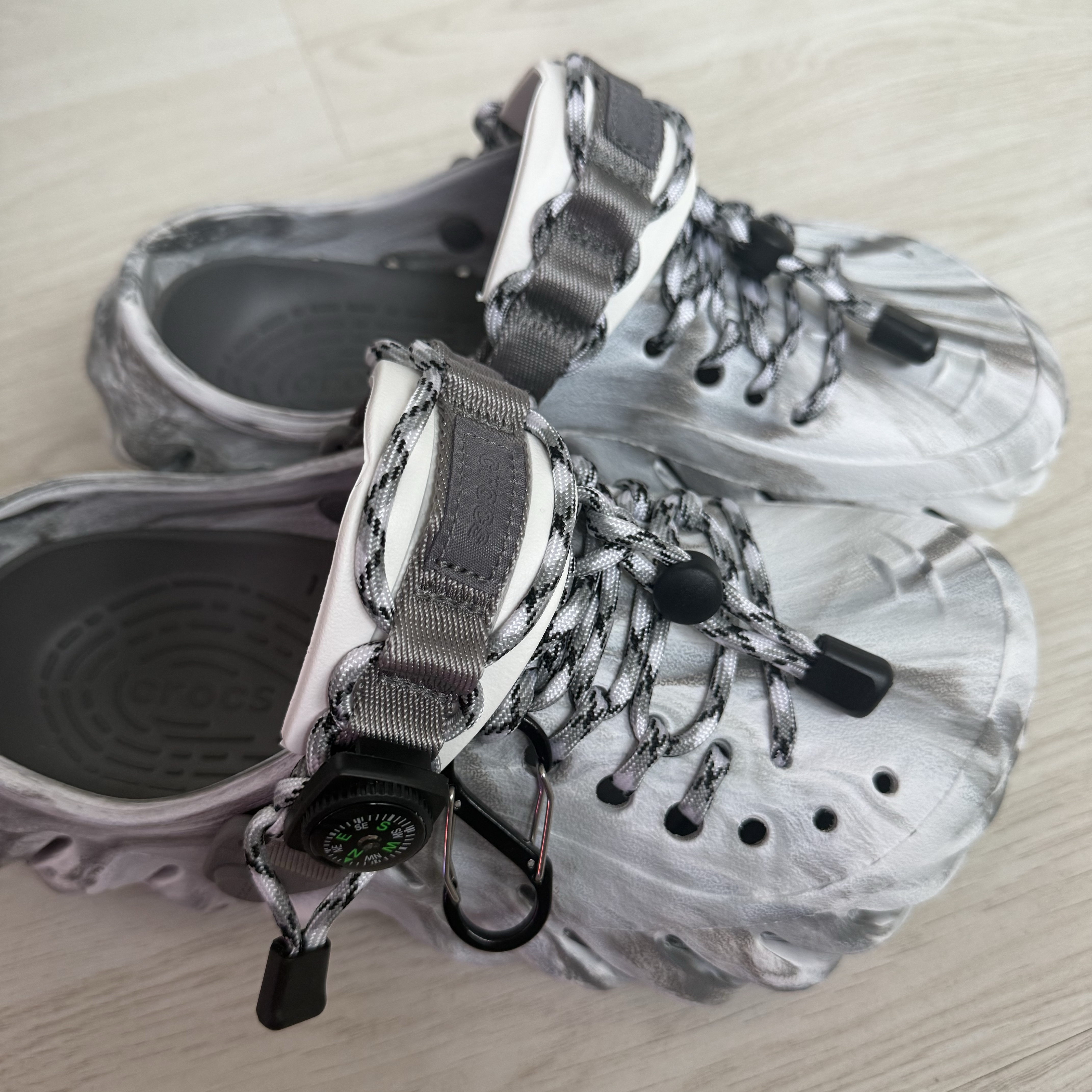 Crocs Echo Marbled Clog Moonlight Multi 착용 스타일