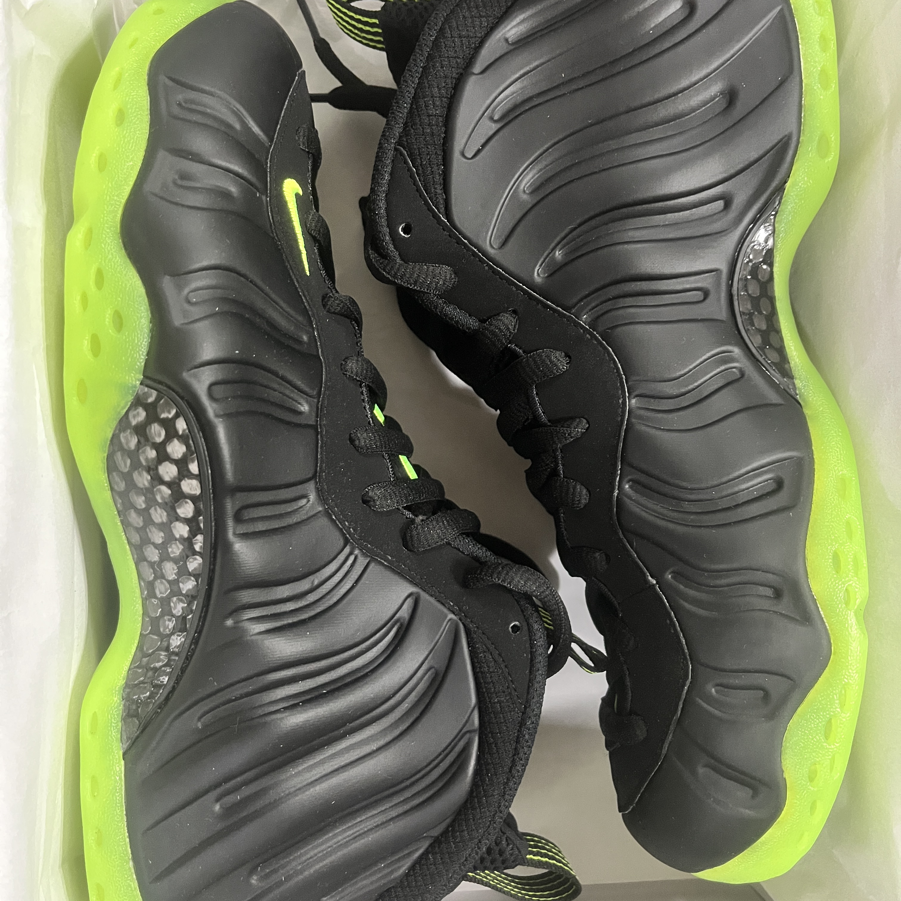 Nike Air Foamposite One Black Volt 착용 스타일