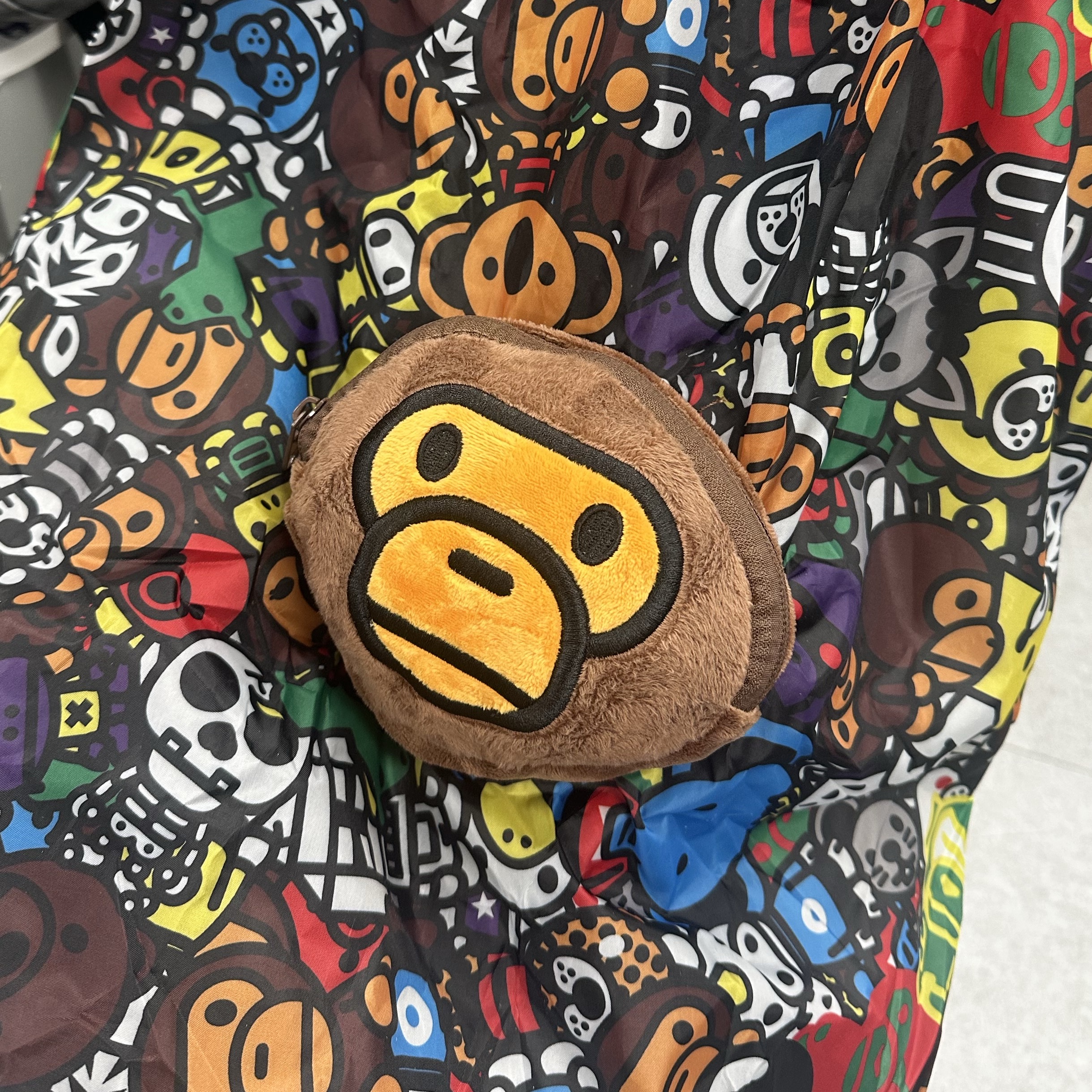 Starbucks x BAPE Baby Milo Foldable Bag, Starbucks x BAPE Baby Milo Neck Pillow 착용 스타일 - 4