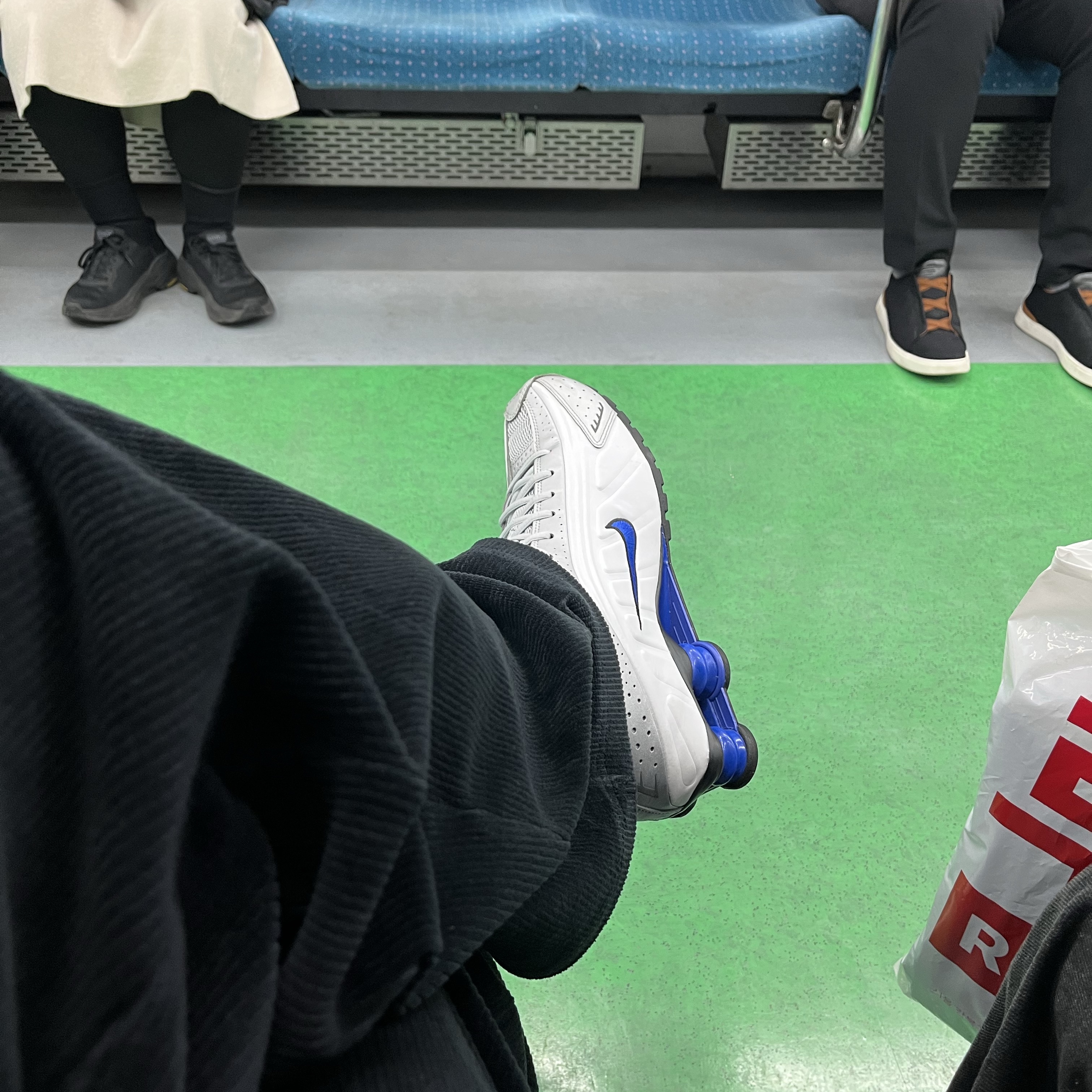 Nike Shox R4 White Racer Blue 착용 스타일
