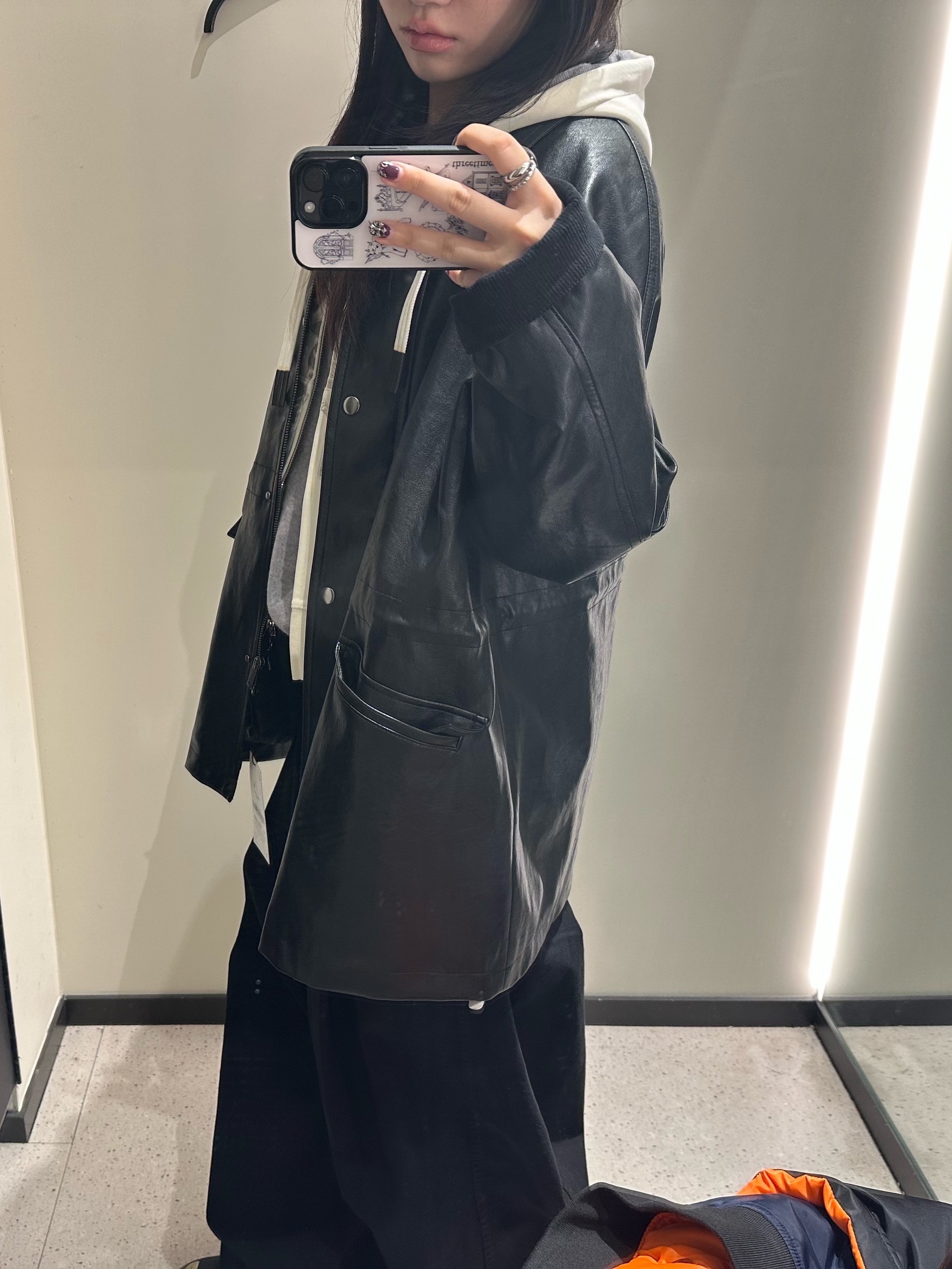 Starbucks x BAPE Baby Milo Neck Pillow, (W) Jordan 1 Brooklyn Low Black Cacao Wow 착용 스타일 - 2