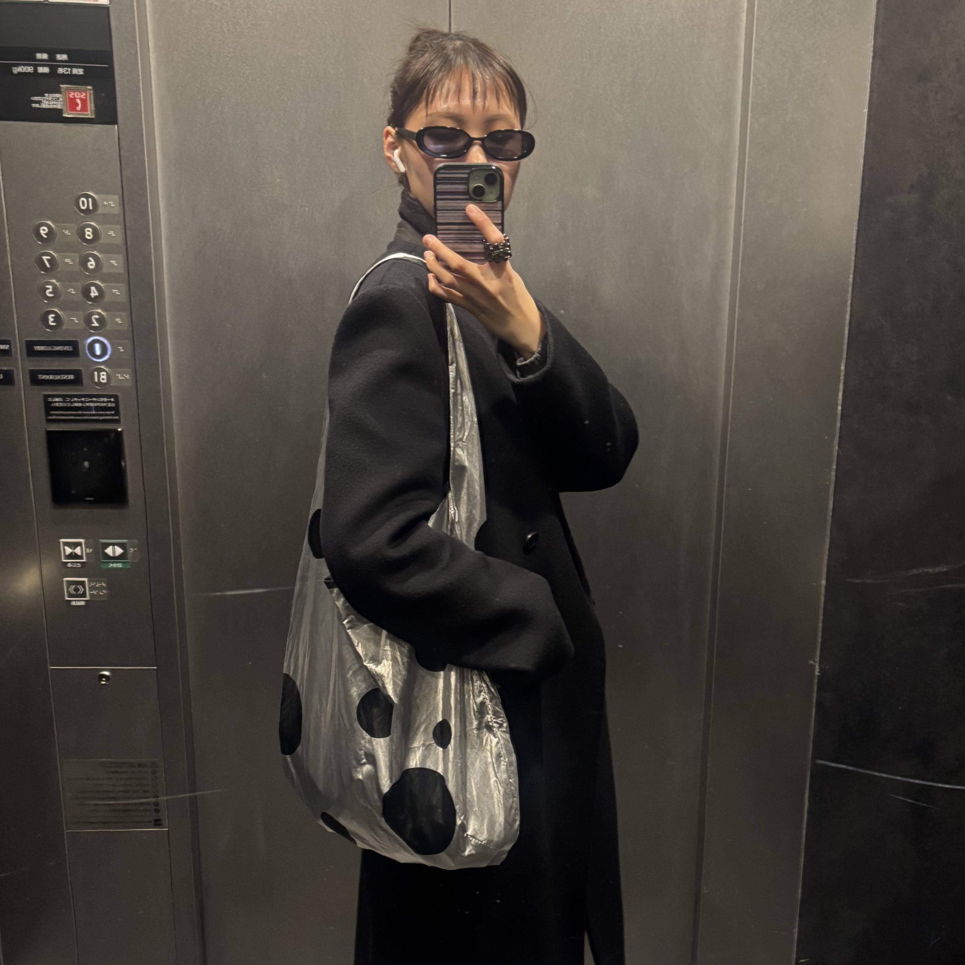 ACOC Dot Bubble Bag Glossy Silver 착용 스타일 - 2