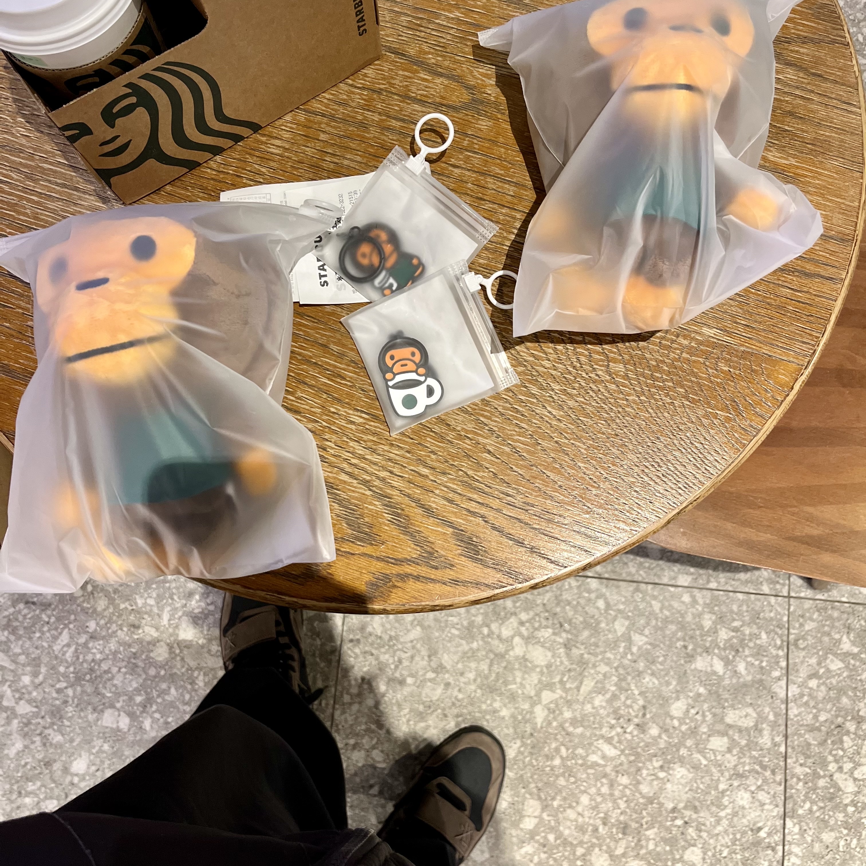 Starbucks x BAPE Baby Milo Foldable Bag, Starbucks x BAPE Baby Milo Keychain 착용 스타일