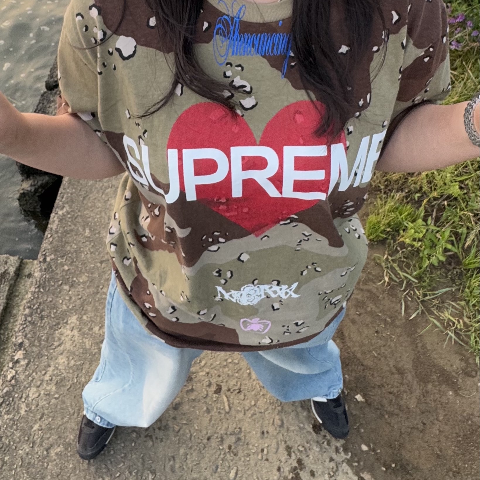 Supreme Announcing T-Shirt Chocolate Chip Camo - 25SS 착용 스타일