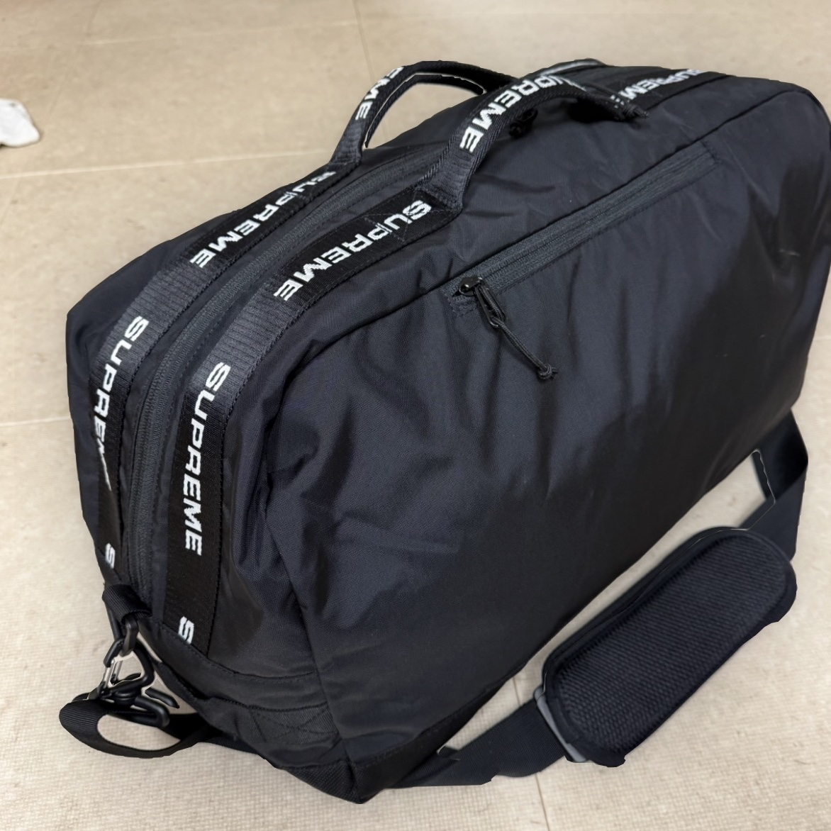 Supreme Duffle Bag Black - 22FW 착용 스타일 - 3