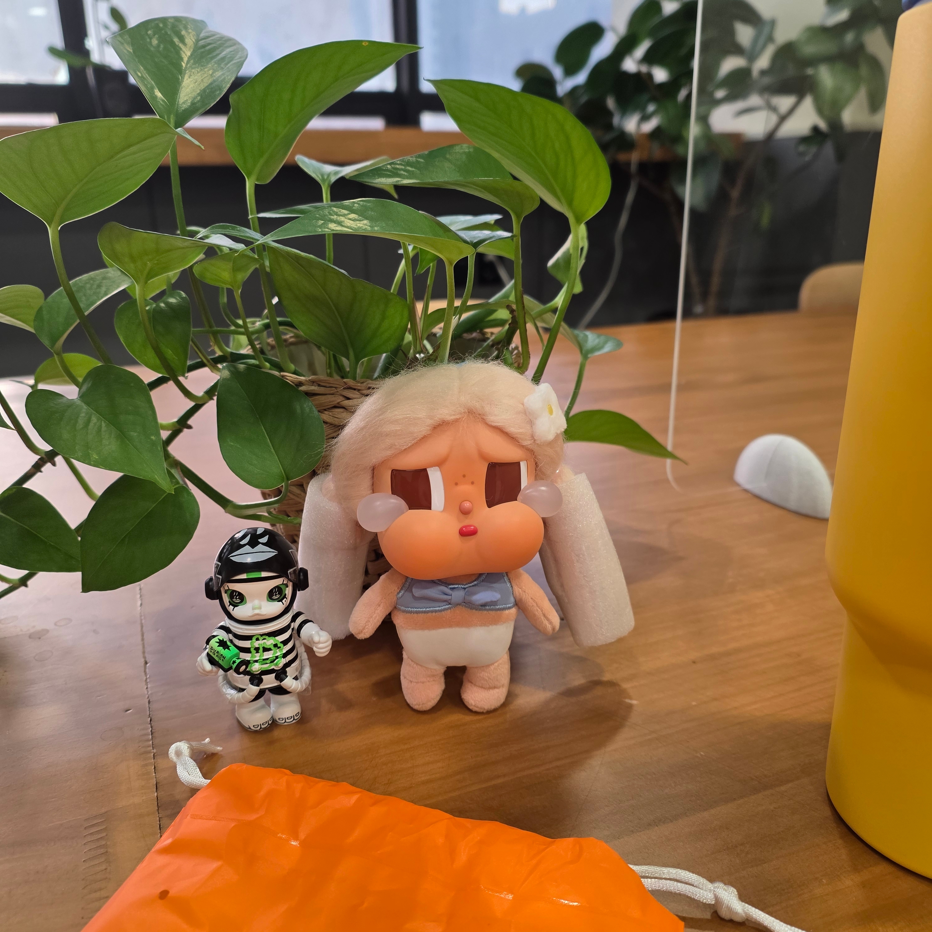 Pop Mart Crybaby Vacation Mode On Series Vinyl Plush Pendant Chilling on the Beach (Opened Case) 착용 스타일