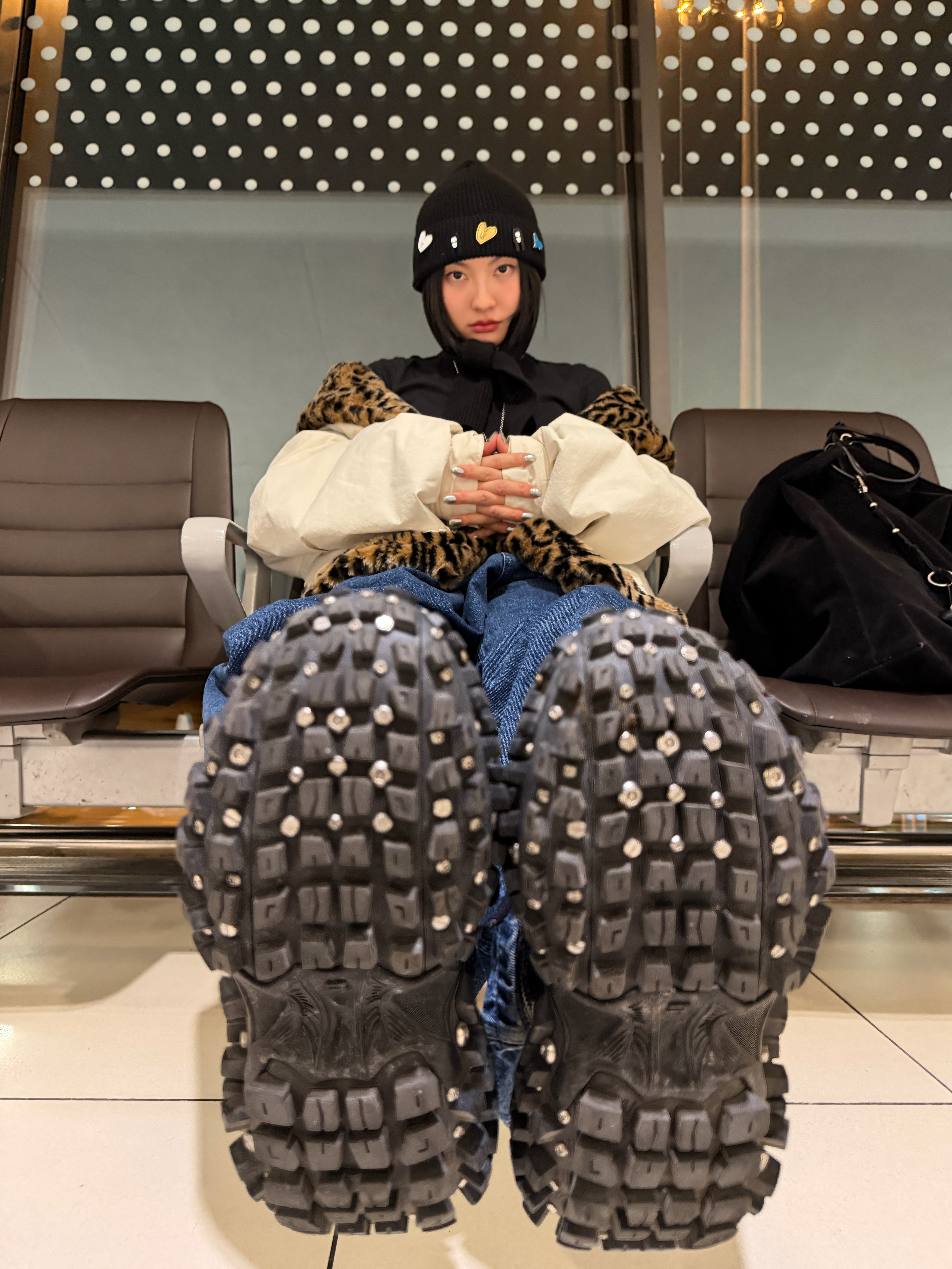 (W) Balenciaga Bouncer Screw Sneakers With Piercings Black 착용 스타일 - 4