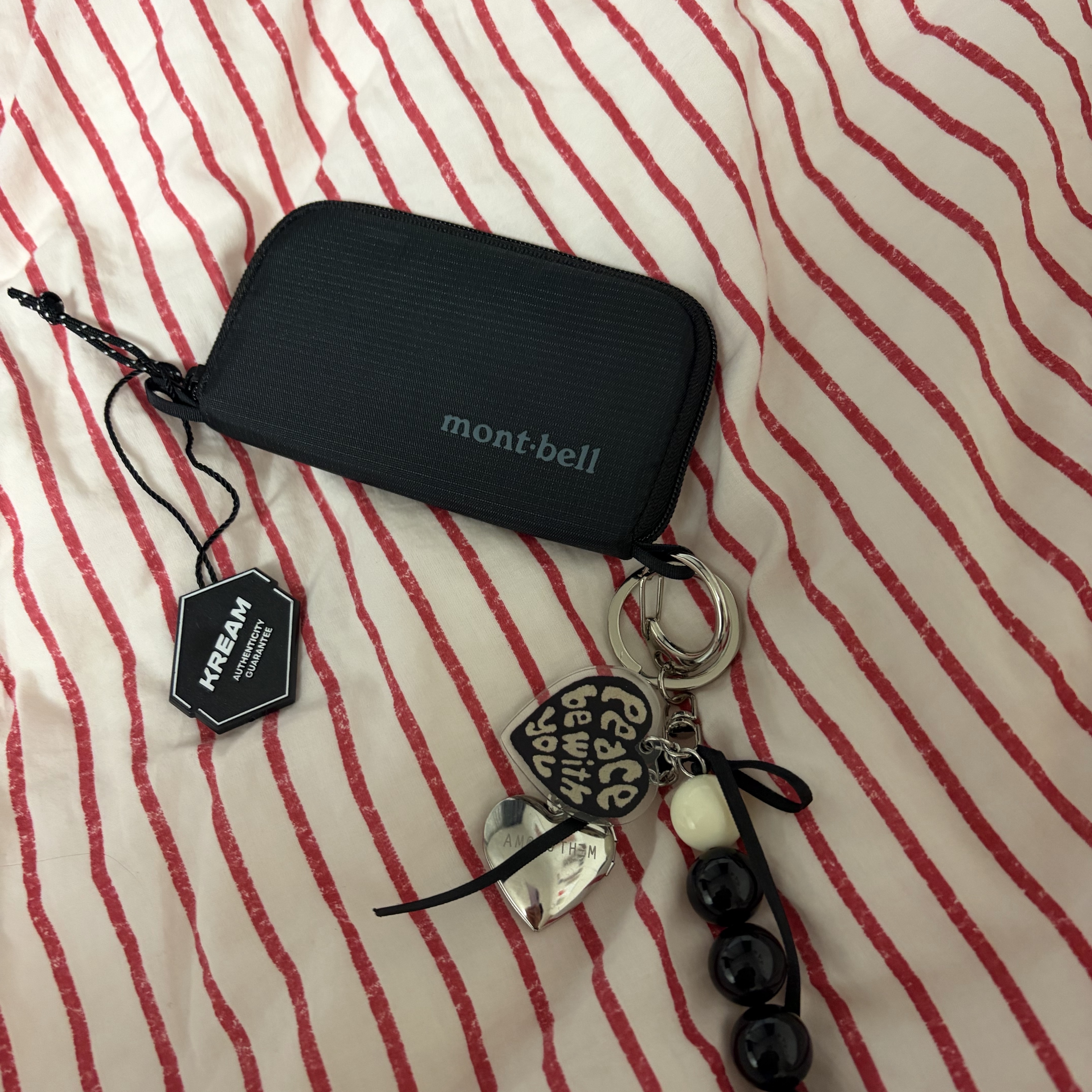 Montbell Mini Zip Wallet Black 착용 스타일