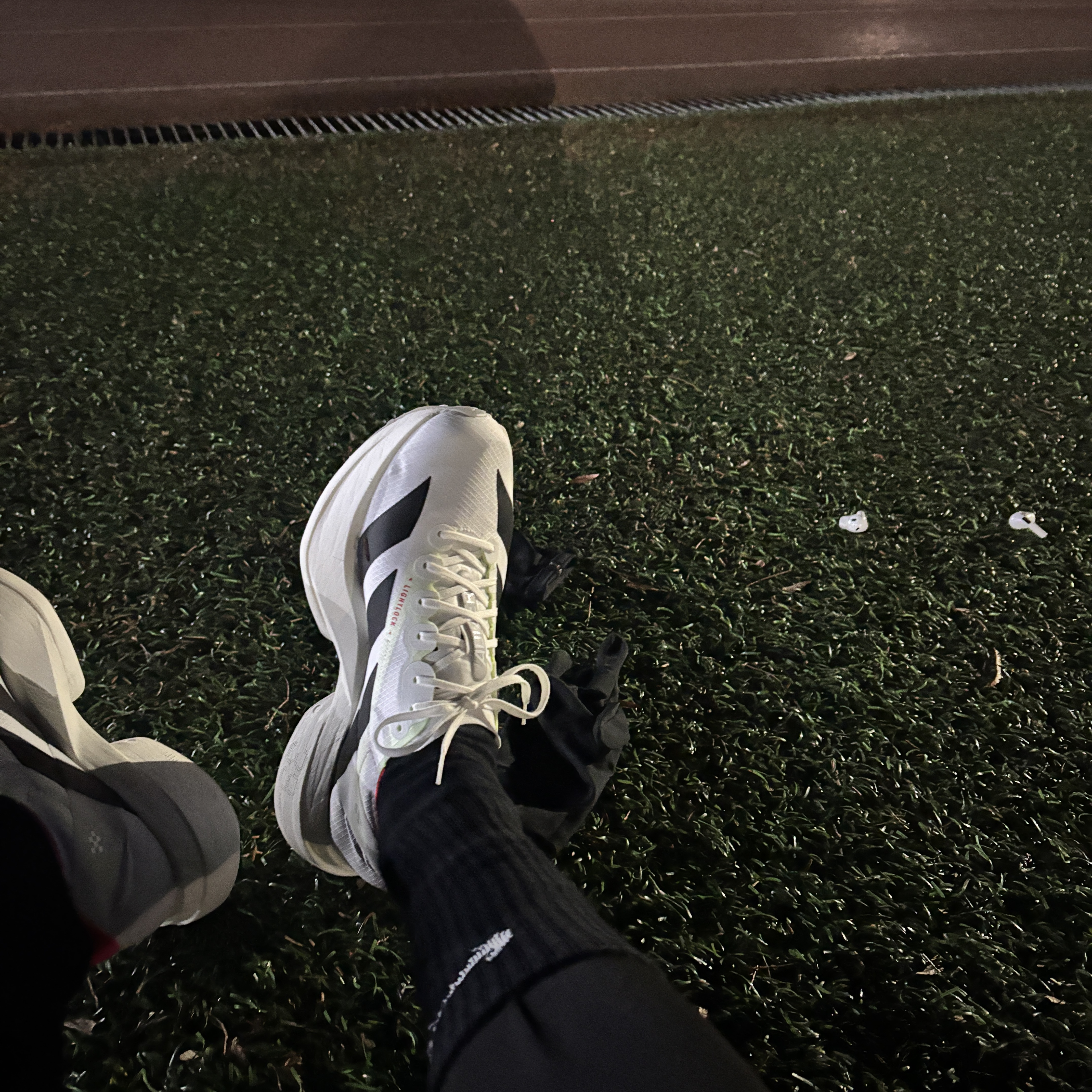 Adidas Adizero Adios Pro 4 Cloud White Core Black 착용 스타일