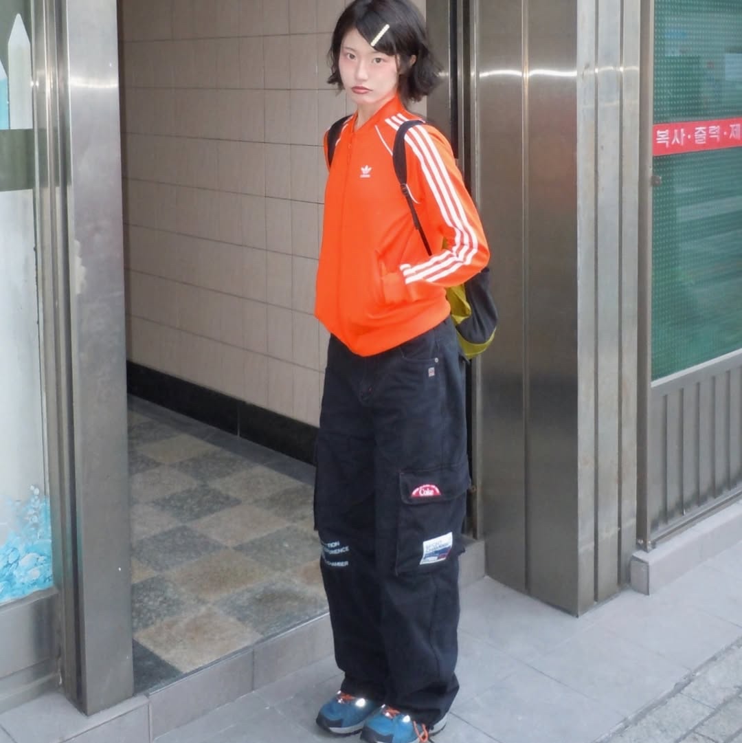 SPORT CHAMBER x Coca-Cola Cargo Pants Black 착용 스타일 - 1
