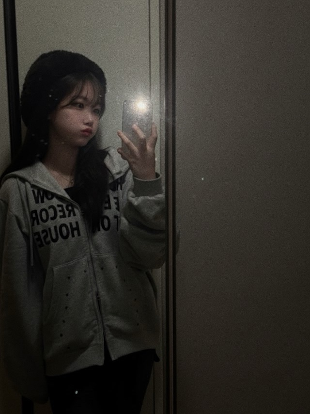 SLOW RECORD HOUSE Typo Star Hood Zip-Up Grey 착용 스타일 - 3
