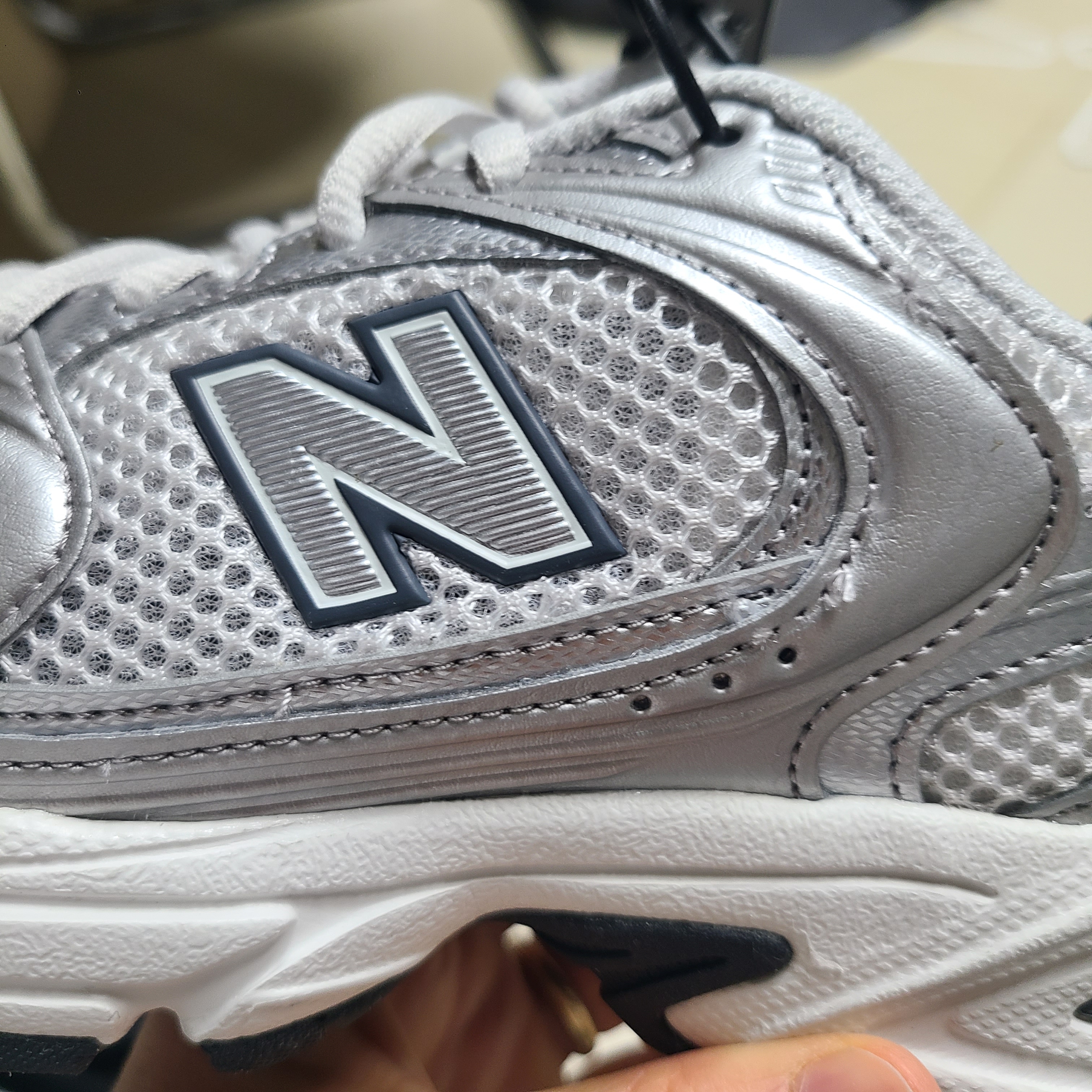 New Balance 530 Grey Matter Silver Metallic 착용 스타일 - 1