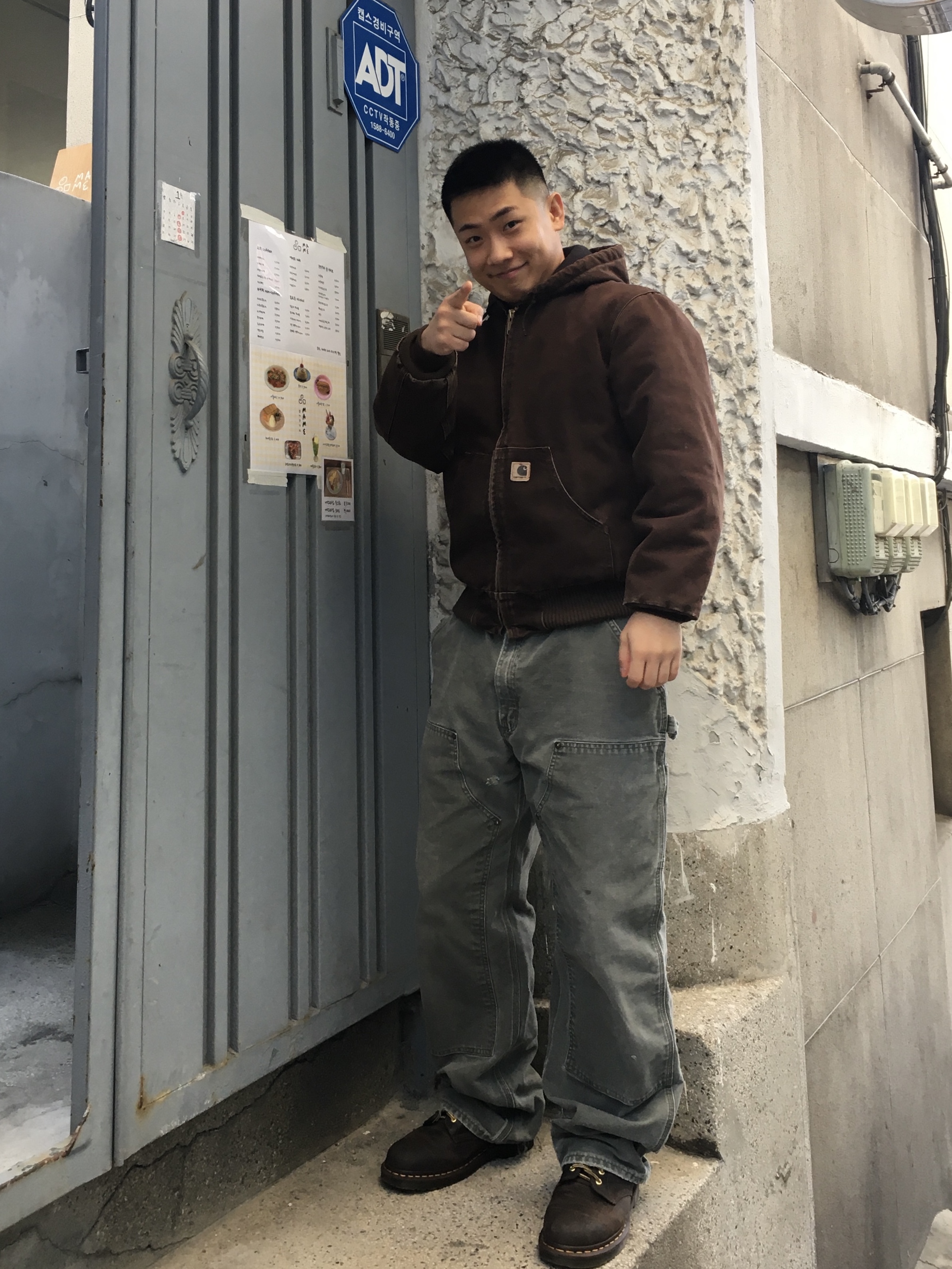Dr. Martens 1461 Crazy Horse Dark Brown, Carhartt WIP OG Active Jacket Tobacco Stone Canvas 착용 스타일 - 1