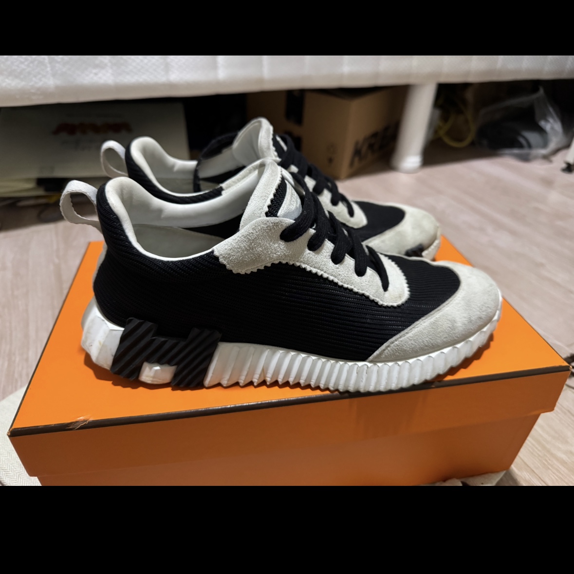 Hermes Bouncing Sneakers Mesh Suede Goatskin & Noir Blanc 착용 스타일