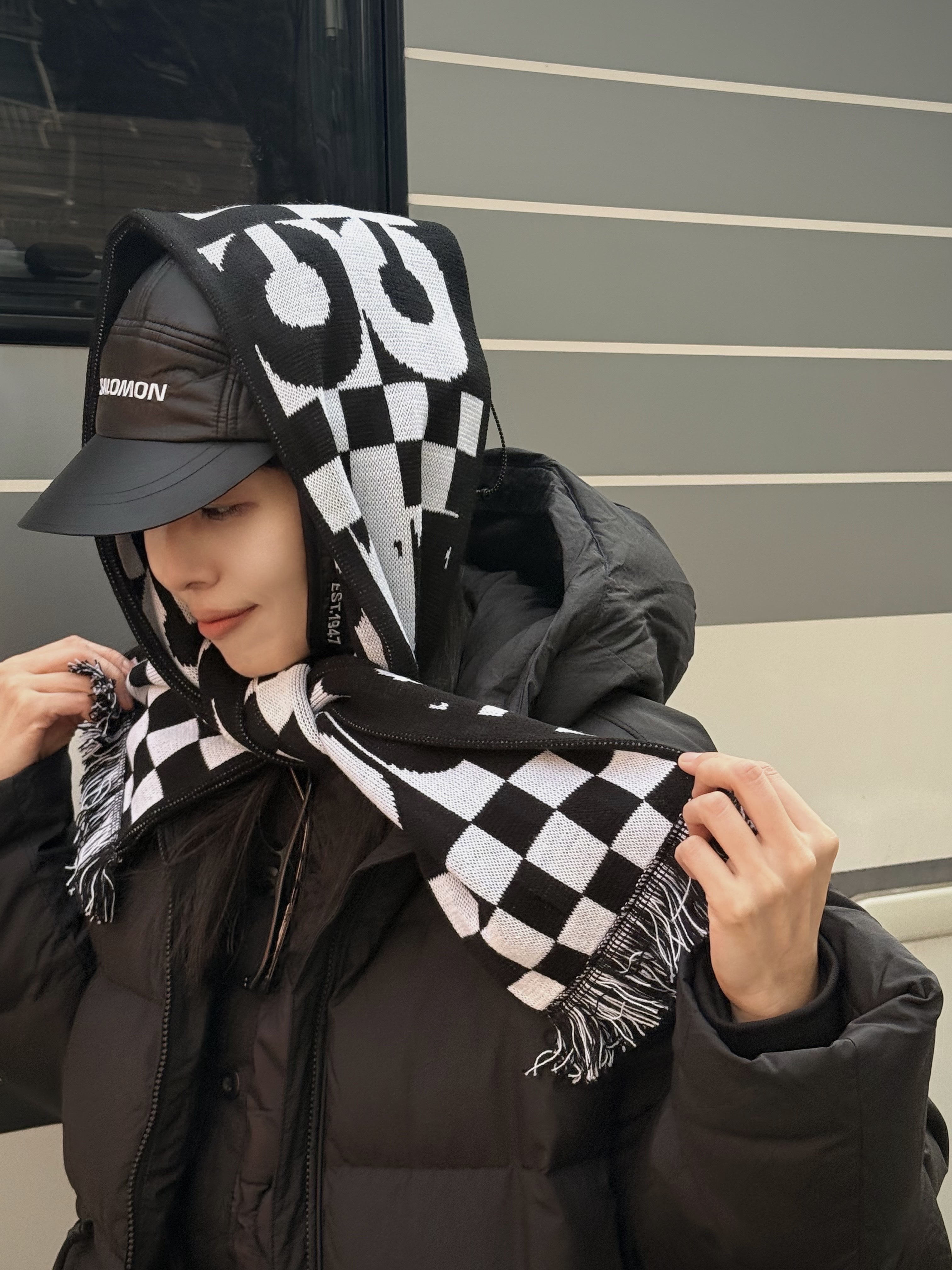 CDG Logo Check Muffler White Black, CDG x Alpha Industries Liner Jacket Black 착용 스타일 - 2