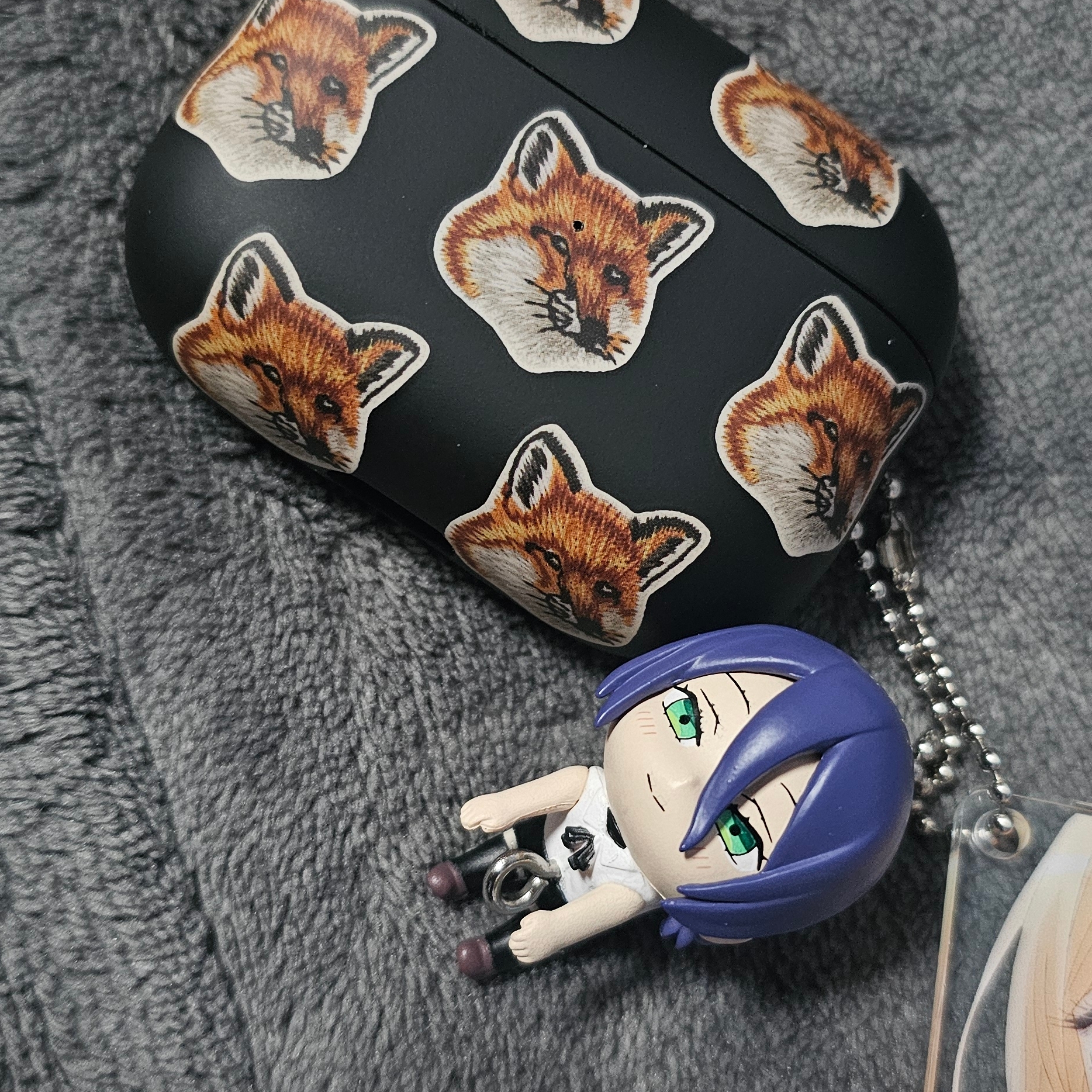 Maison Kitsune x Native Union All Over Fox Head Airpods Pro 2 Case Black 착용 스타일