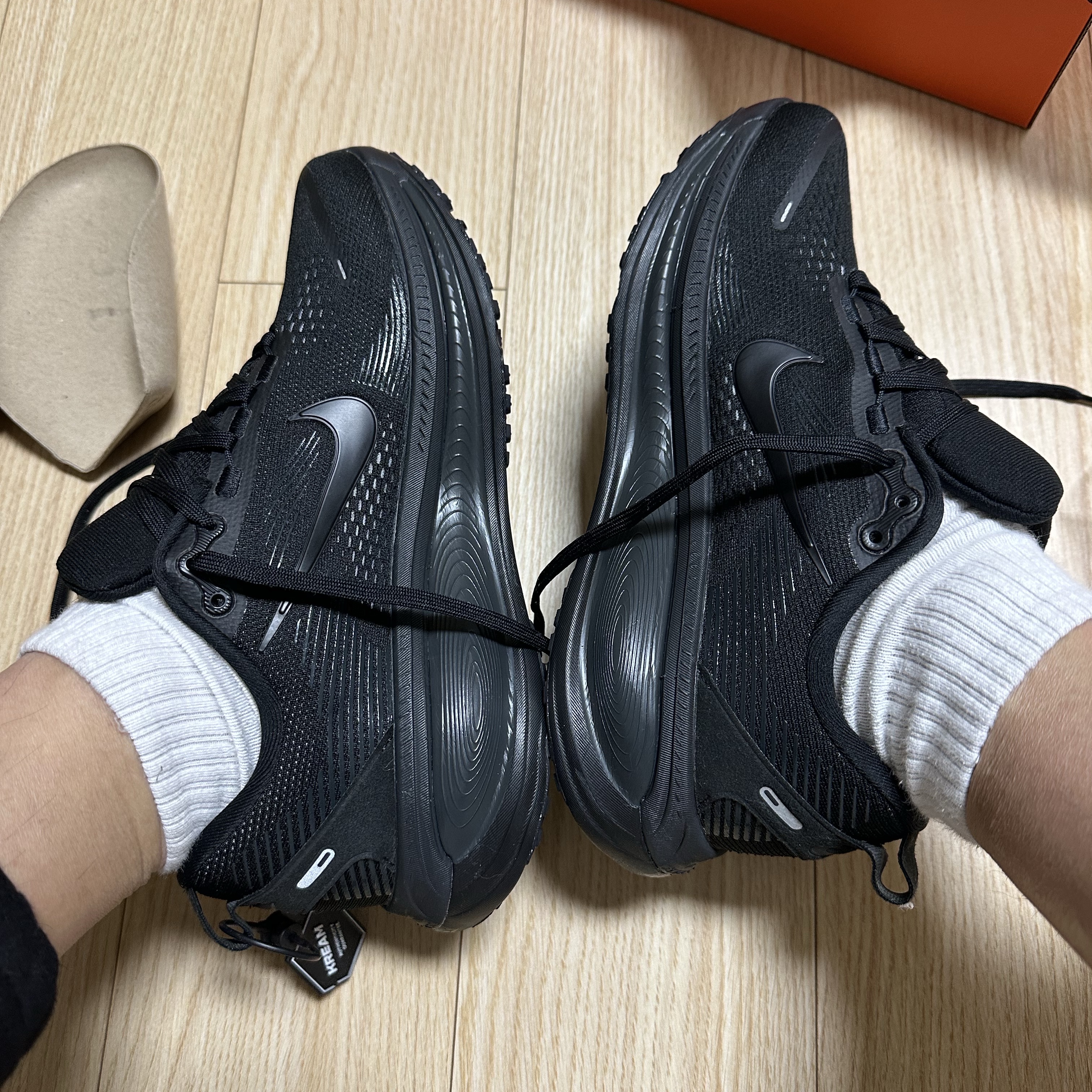 Nike Vomero 18 Black Dark Smoke Grey 착용 스타일 - 2