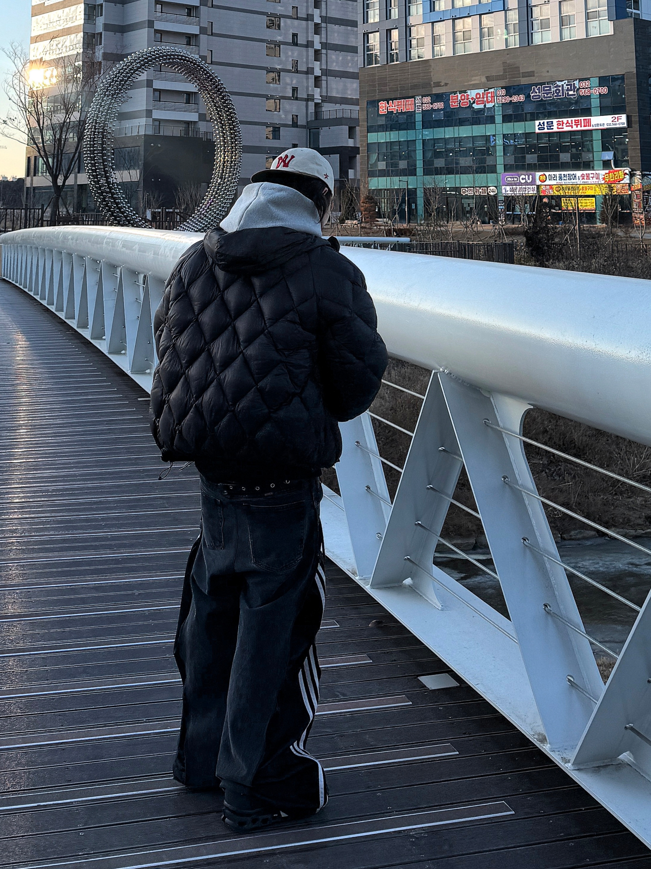 Roa Light Down Jacket Black, On Running x Post Archive Faction (Paf) Cloudmonster Hyper Black 착용 스타일 - 1