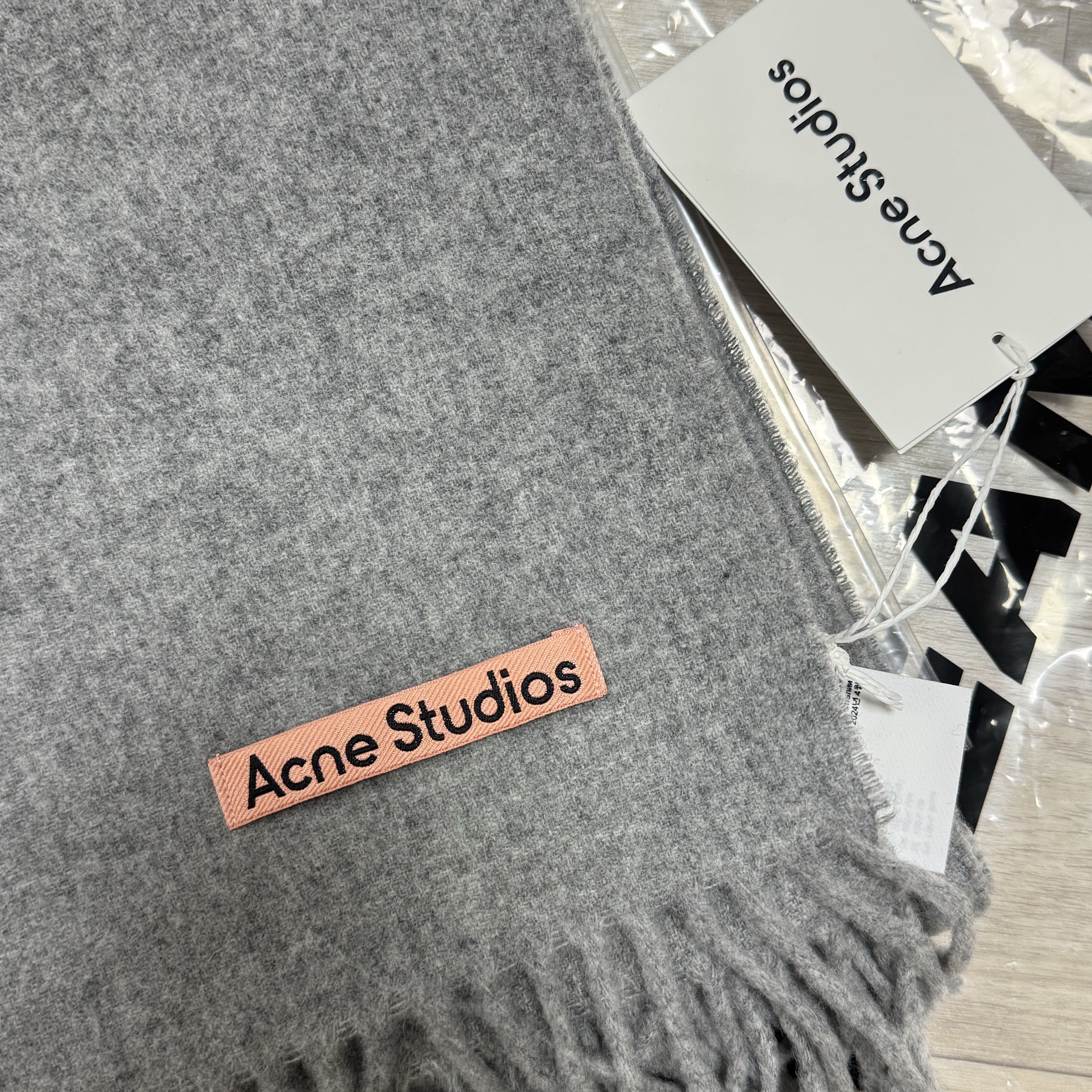 Acne Studios Narrow Wool Fringe Muffler Light Grey Melange 착용 스타일