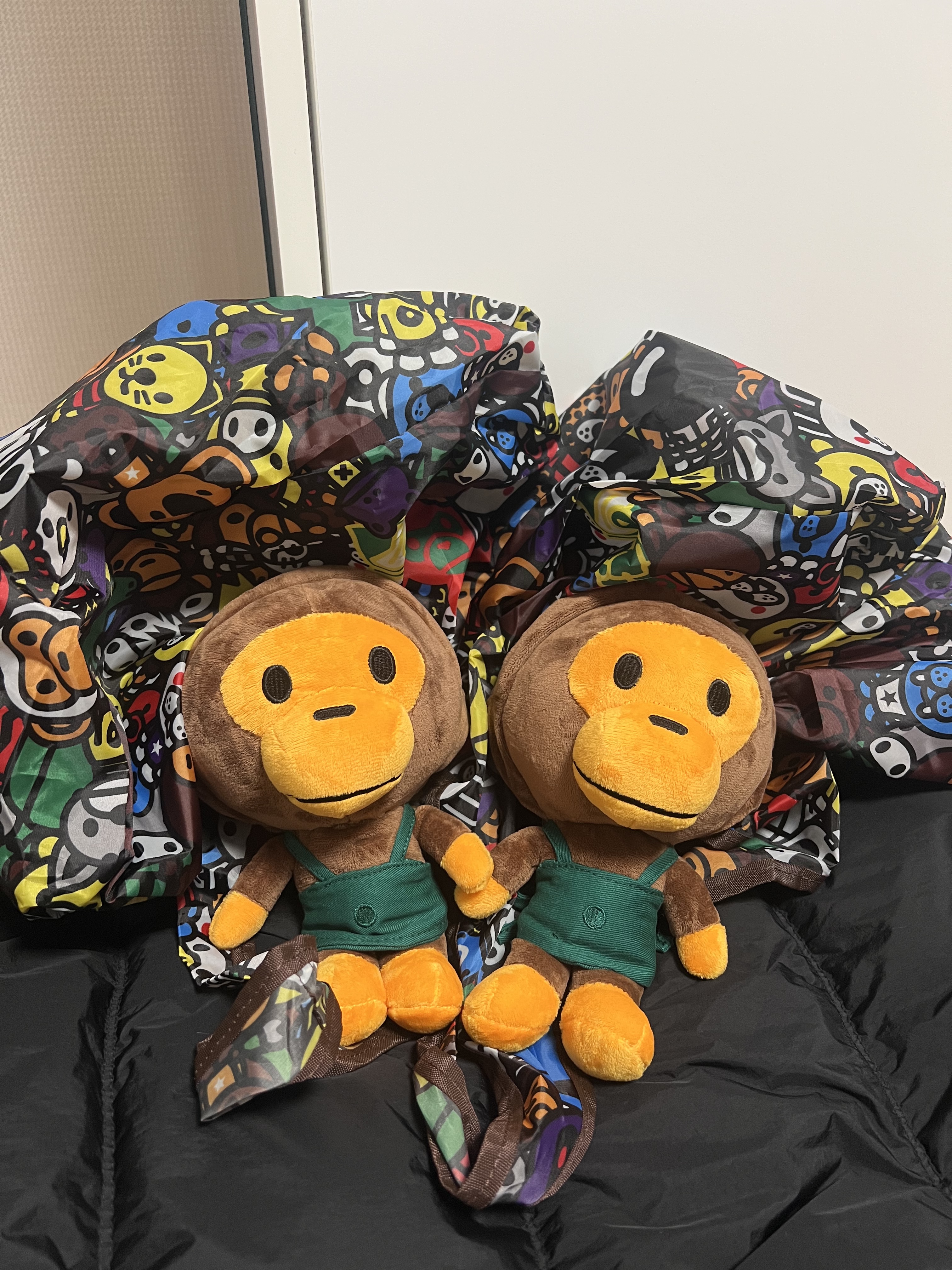 Starbucks x BAPE Baby Milo Neck Pillow, Starbucks x BAPE Baby Milo Keychain 착용 스타일 - 2