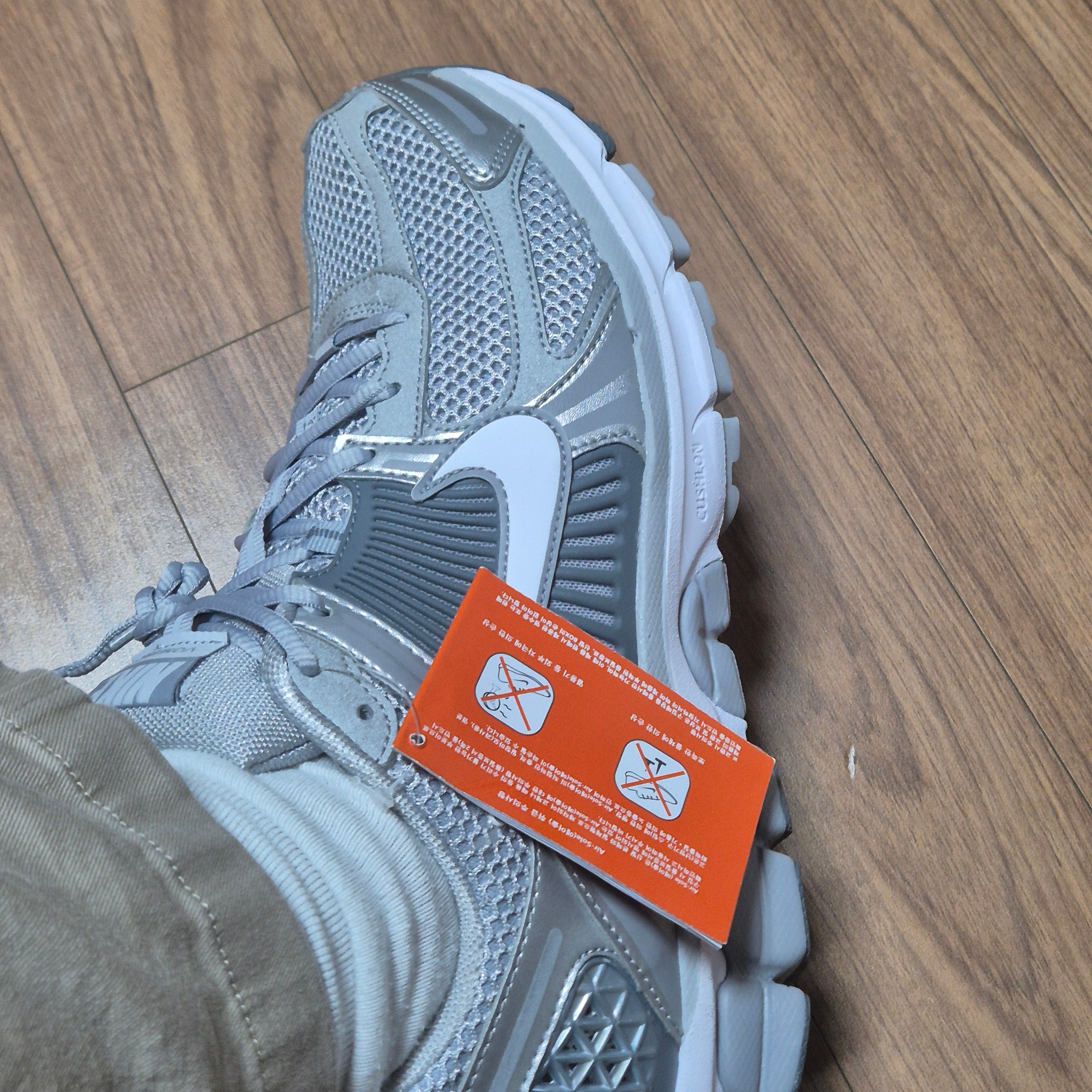 Nike Zoom Vomero 5 Wolf Grey White 착용 스타일 - 2