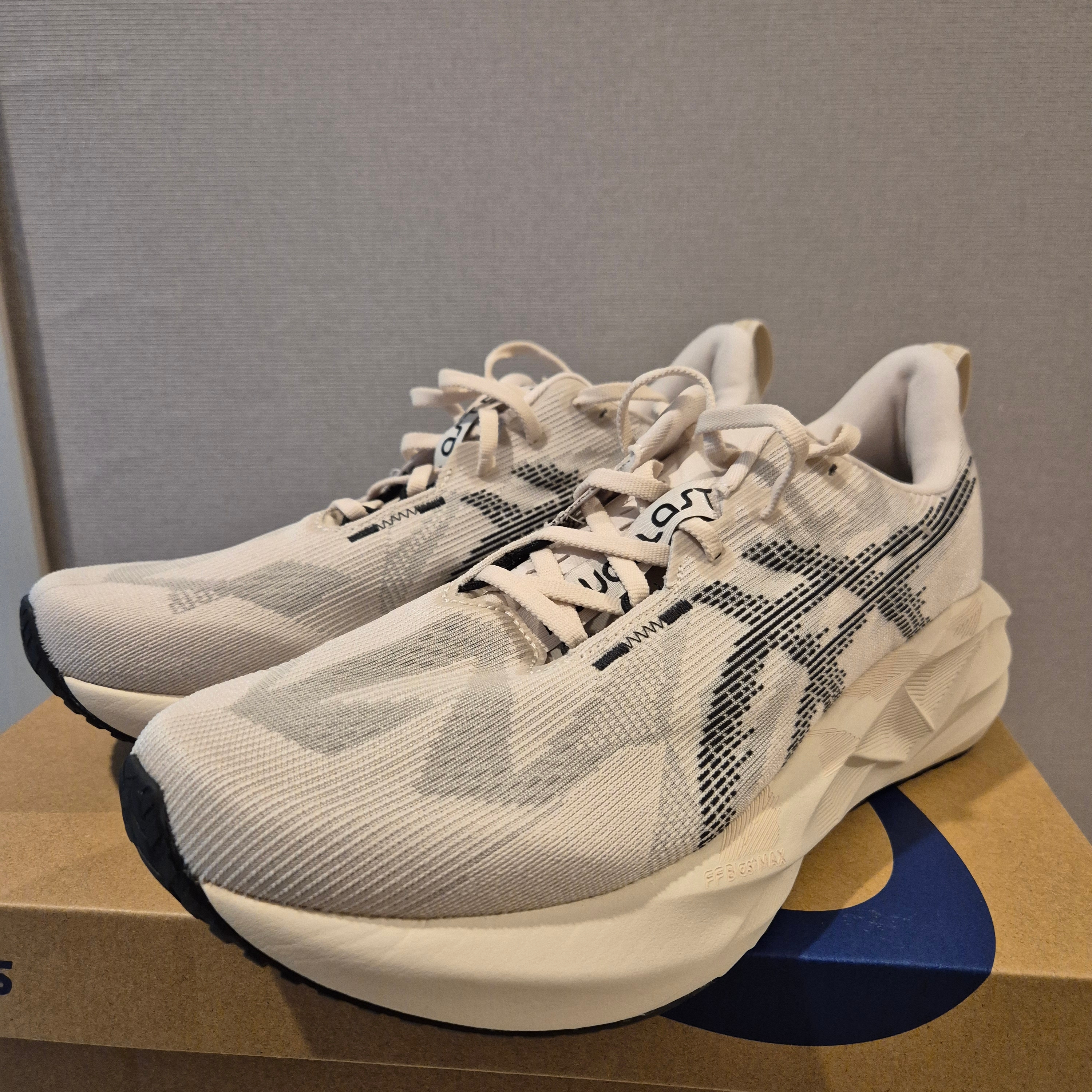 Asics Novablast 5 Oatmeal Black - D Standard 착용 스타일 - 2