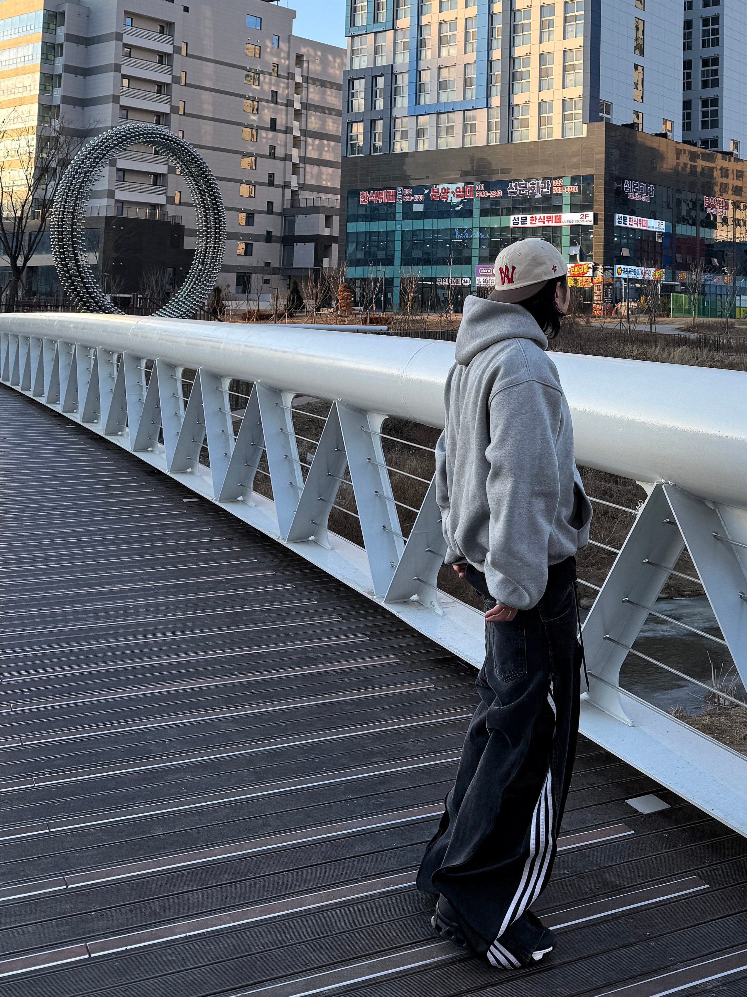 Roa Light Down Jacket Black, On Running x Post Archive Faction (Paf) Cloudmonster Hyper Black 착용 스타일 - 5