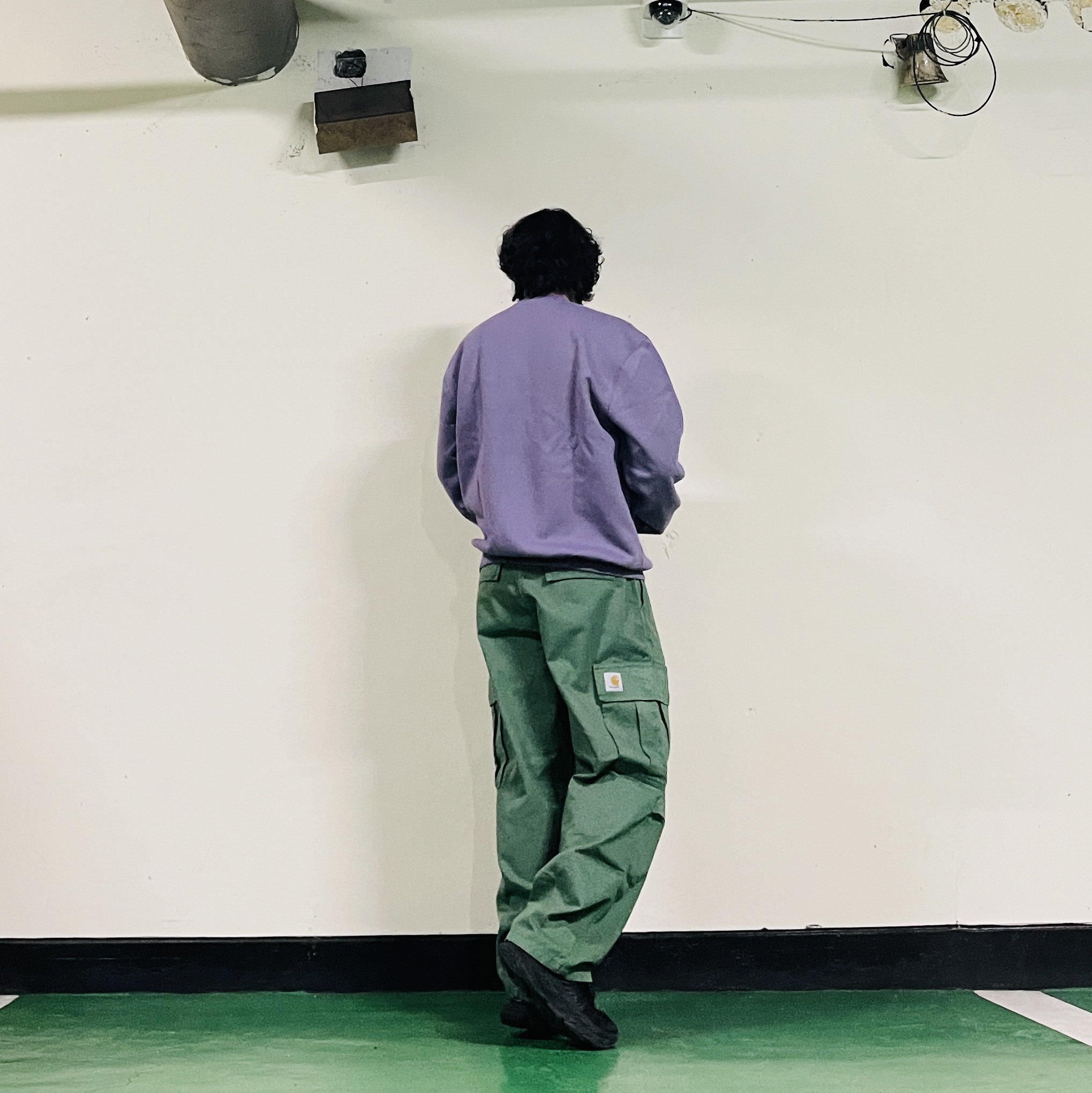 Carhartt WIP Cole Cargo Pant Duck Green, Carhartt WIP Carhartt Sweatshirt Glassy Purple Discovery Green 착용 스타일 - 3