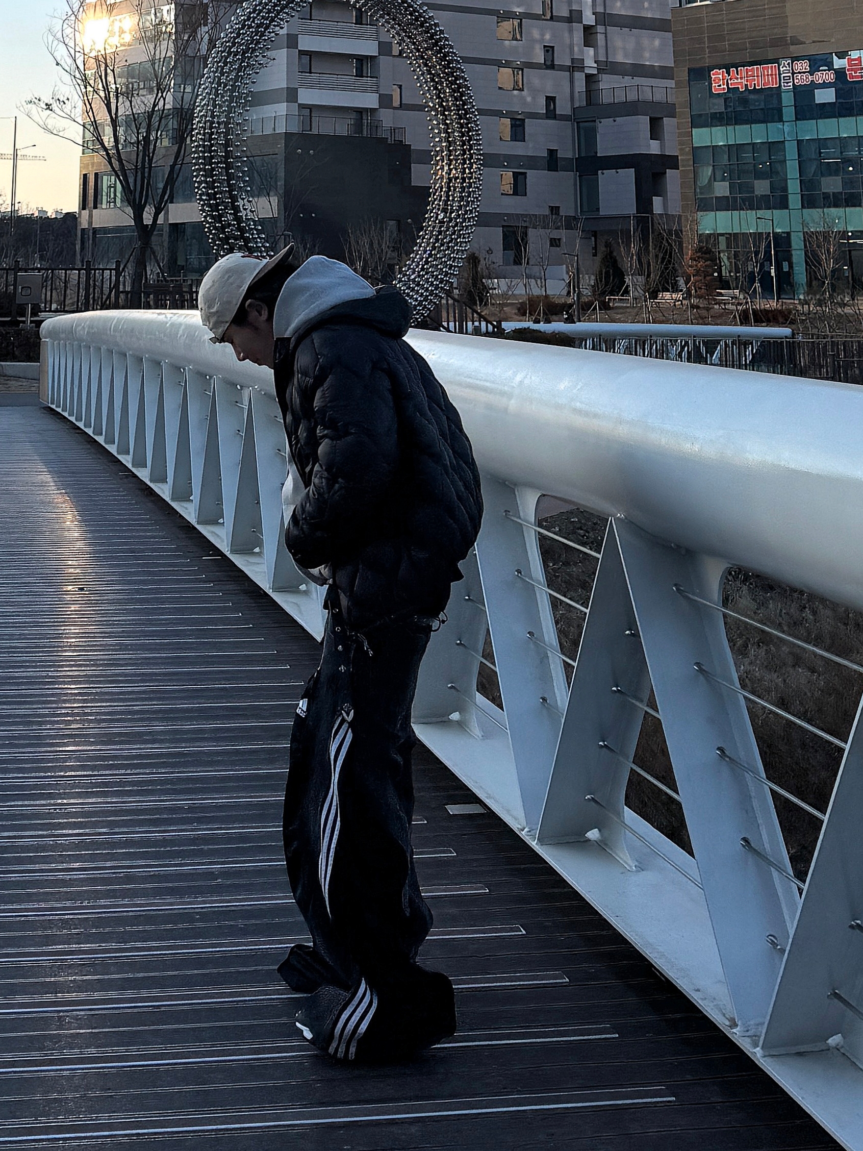 Roa Light Down Jacket Black, On Running x Post Archive Faction (Paf) Cloudmonster Hyper Black 착용 스타일 - 2