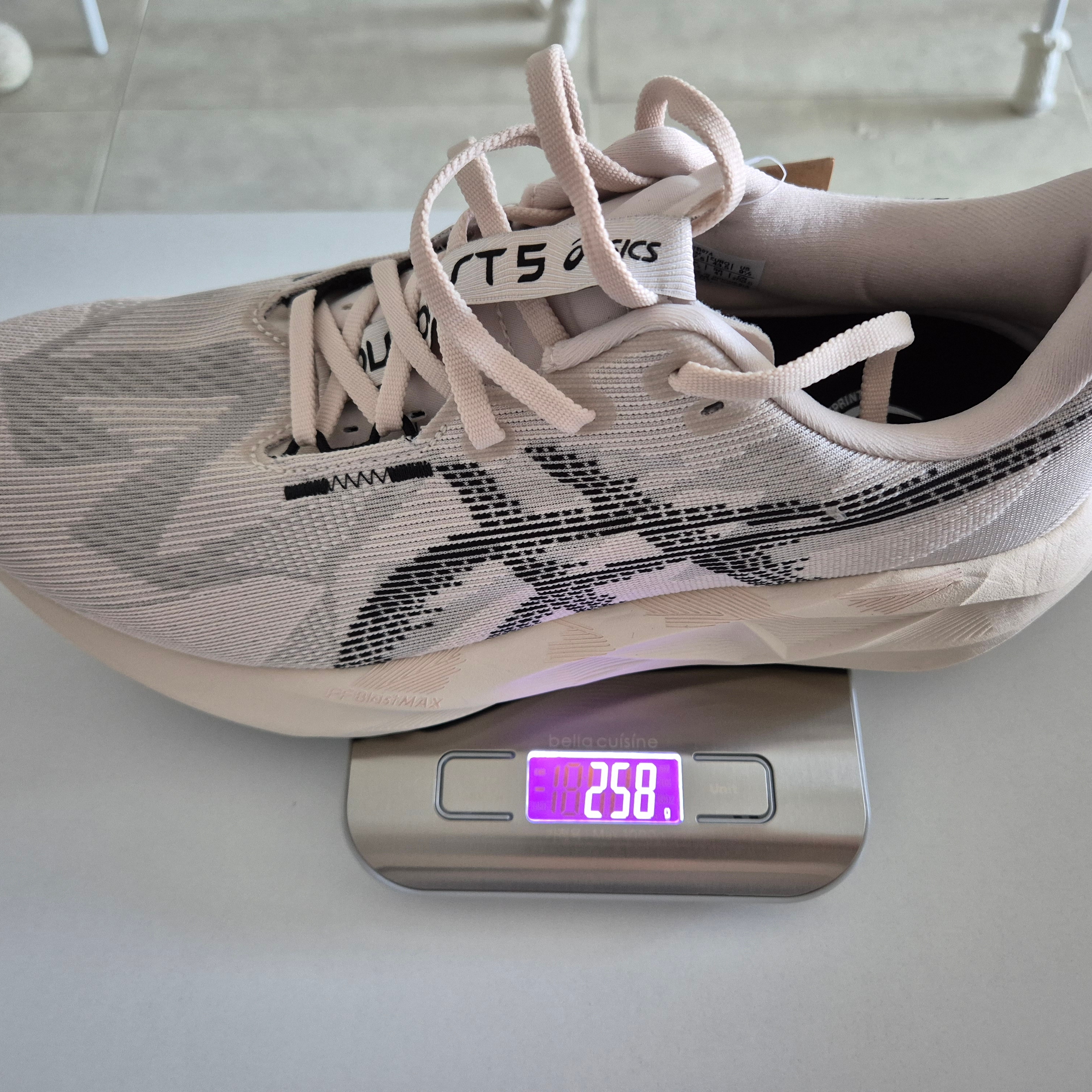 Asics Novablast 5 Oatmeal Black - D Standard 착용 스타일 - 3