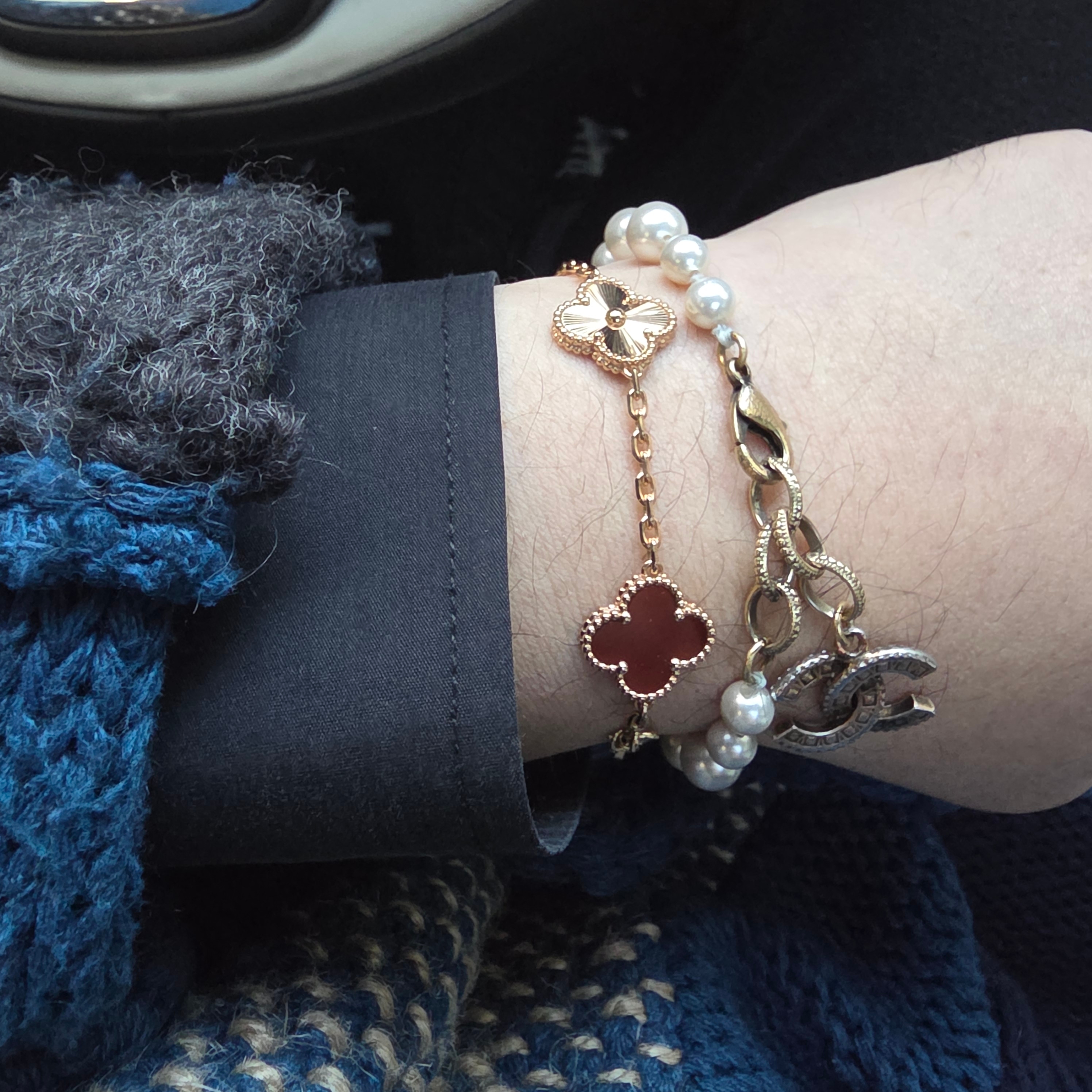 (W) Van Cleef & Arpels Vintage Alhambra Bracelet 5 Motifs Rose Gold Carnelian 착용 스타일