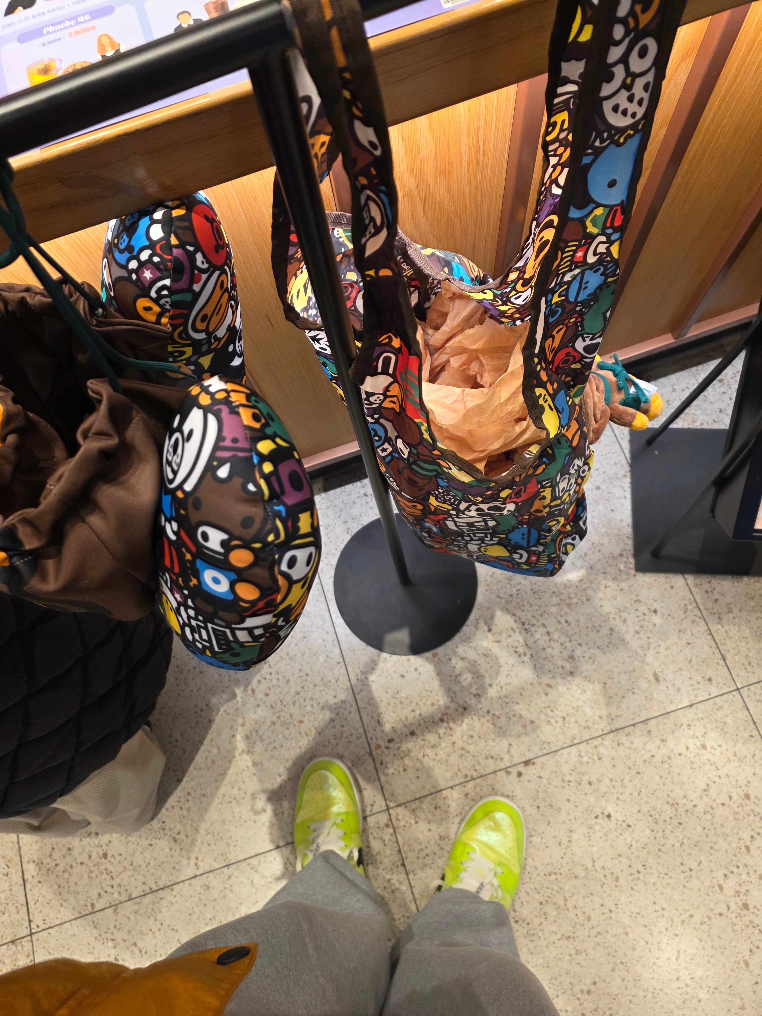 Starbucks x BAPE Baby Milo Foldable Bag, Starbucks x BAPE Baby Milo Keychain 착용 스타일 - 5