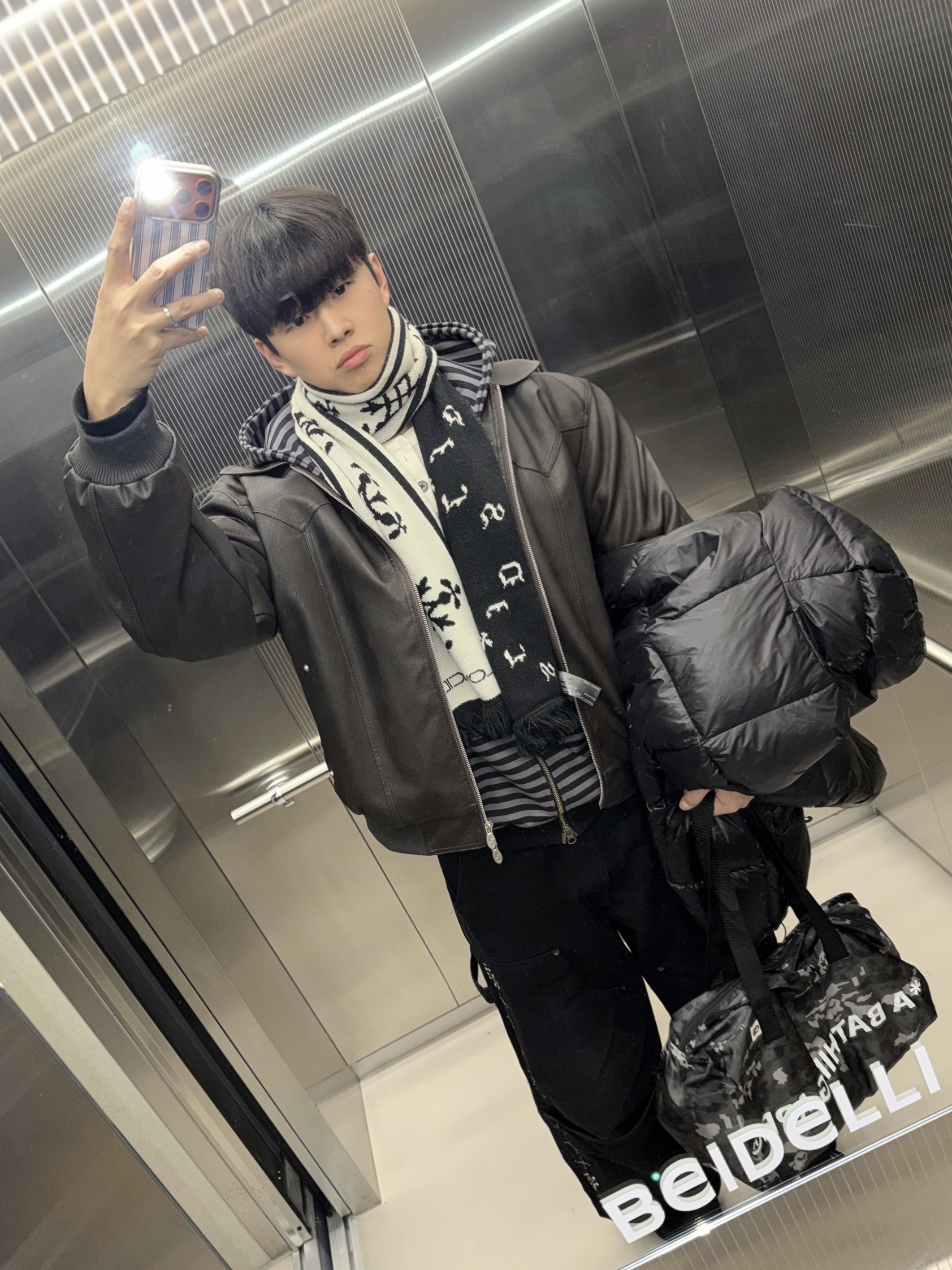 Aoiro Fake Stud Cutted Double Knee Pants Denim Black, Apple iPhone 17 Pro 256GB Cosmic Orange 착용 스타일 - 1