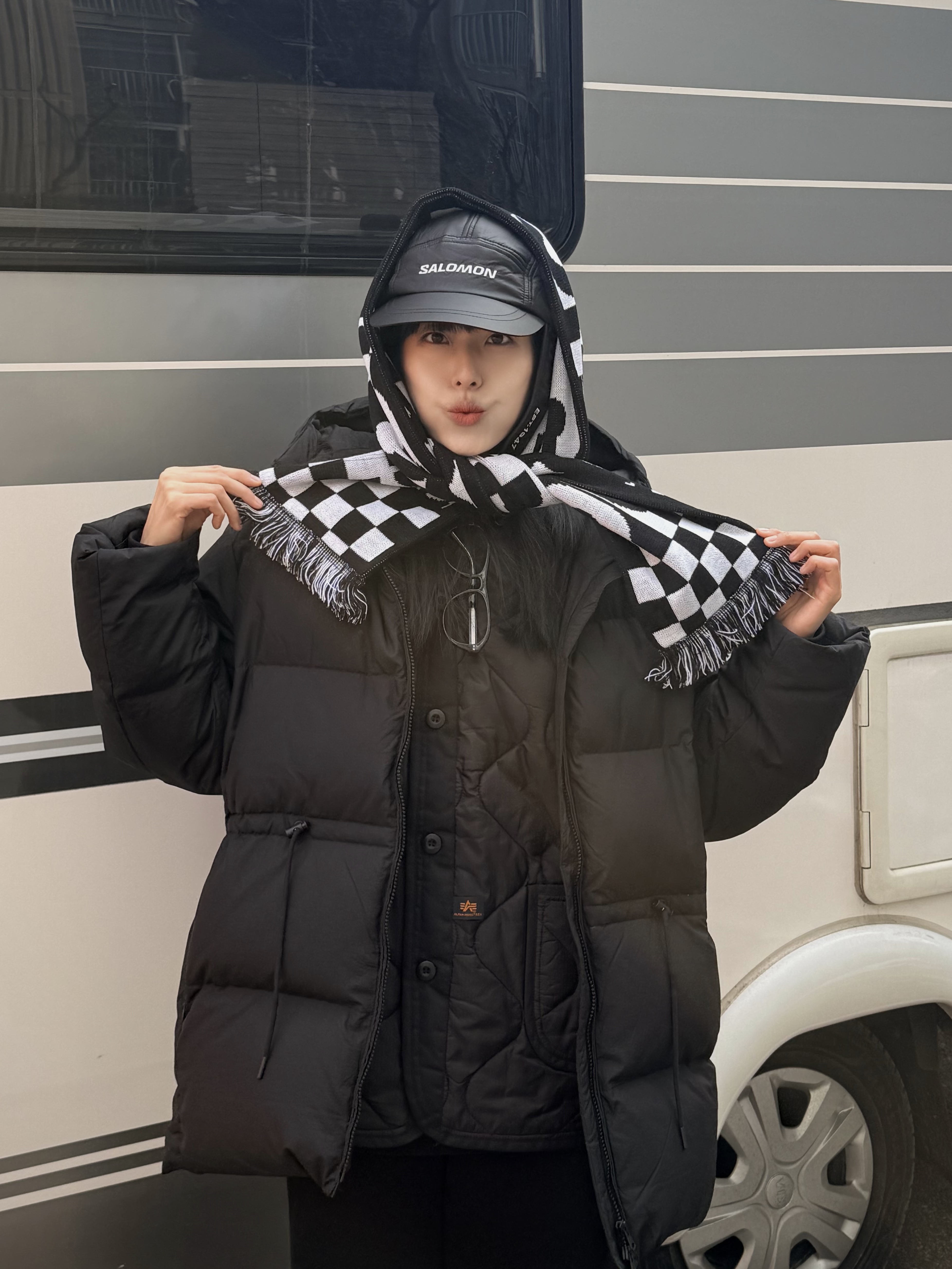 CDG Logo Check Muffler White Black, Salomon Thermo Trapper Hat Black 착용 스타일 - 3