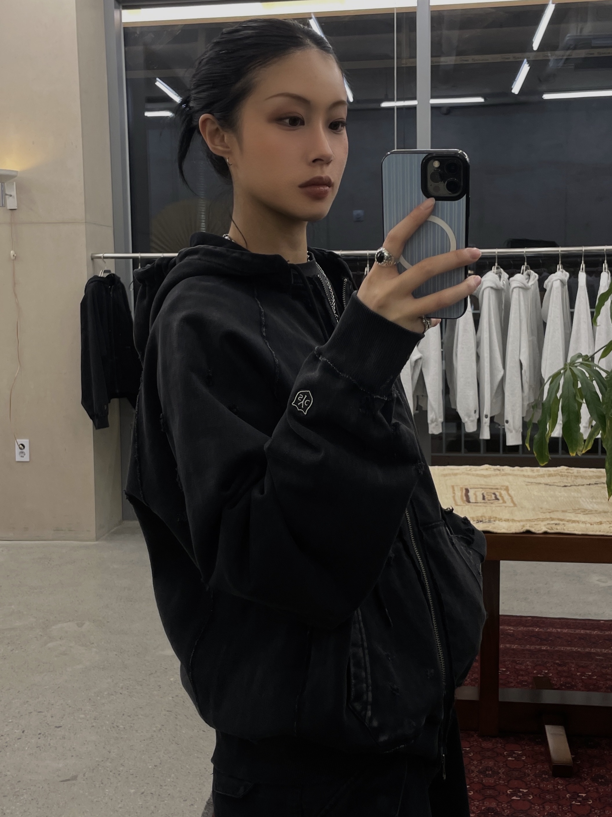 Sunday Ceremony Distressed Washed Hoodie Zip-Up - Black 착용 스타일