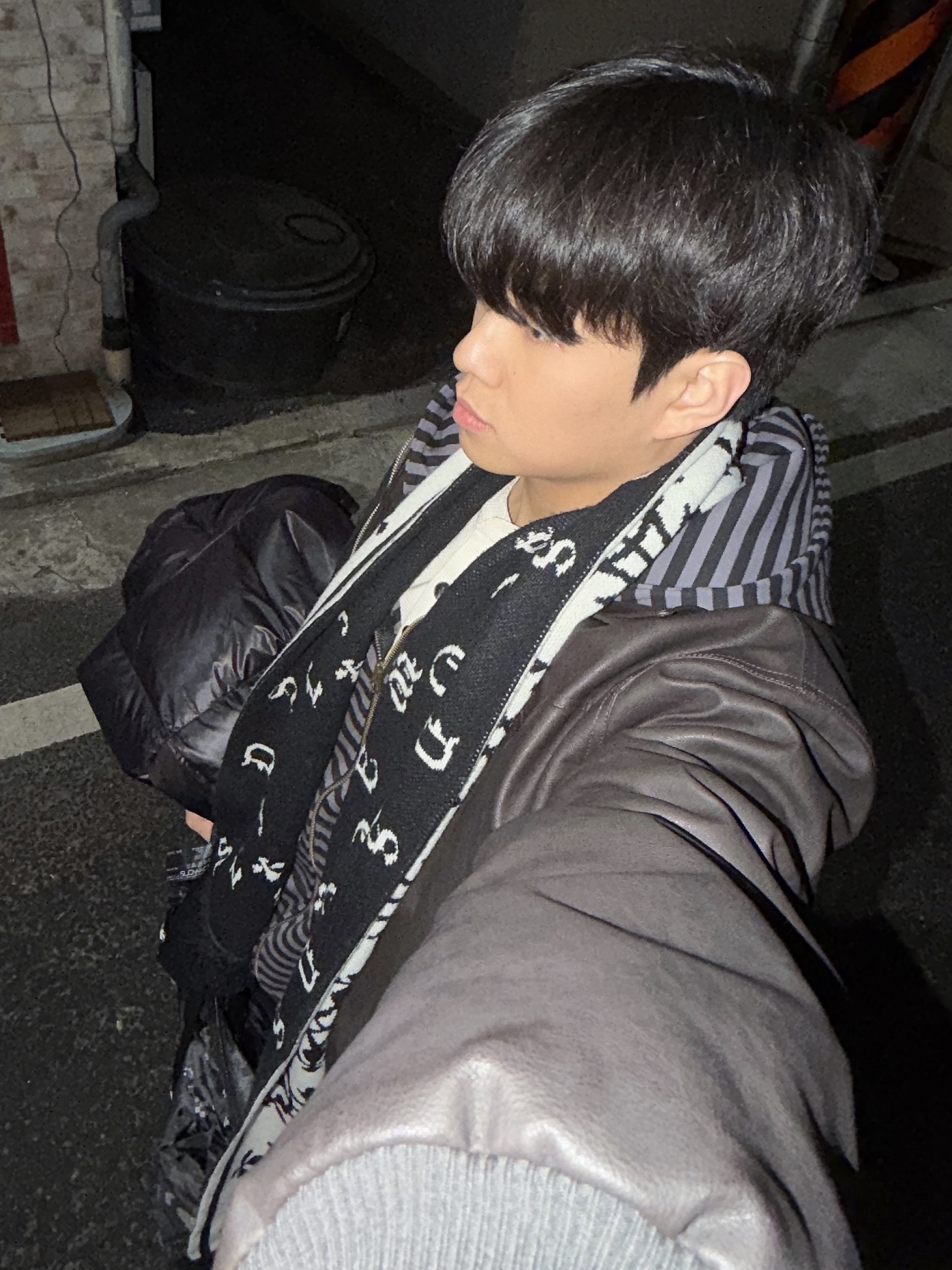 Aoiro Fake Stud Cutted Double Knee Pants Denim Black, Apple iPhone 17 Pro 256GB Cosmic Orange 착용 스타일 - 3