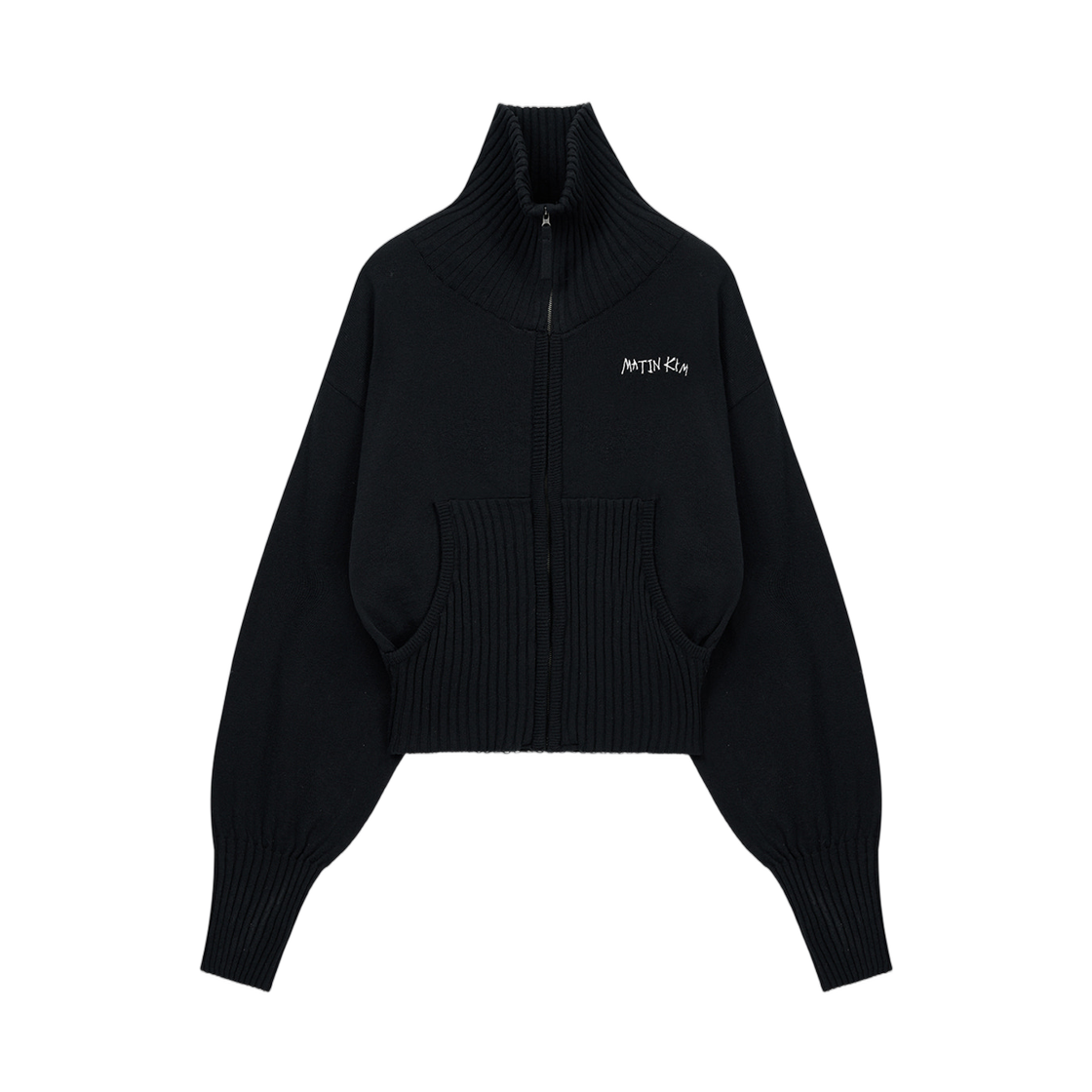 (W) 마뗑킴 하이 넥 자수 로고 집업 블랙((W) Matin Kim High Neck Embroidered Logo Zip Up In Black)