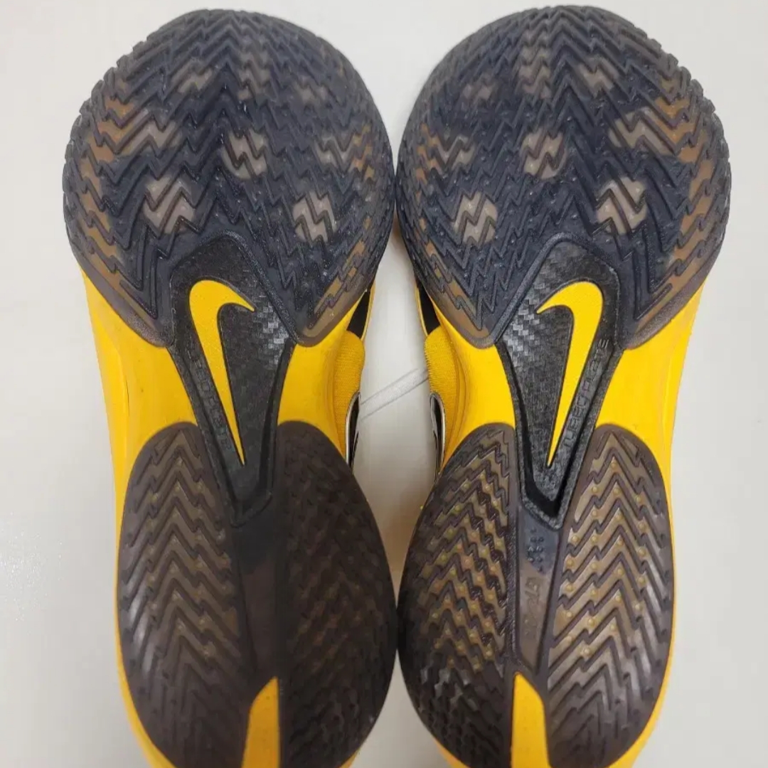 Nike GT Cut 3 EP Black University Gold Metallic Silver 착용 스타일 - 2