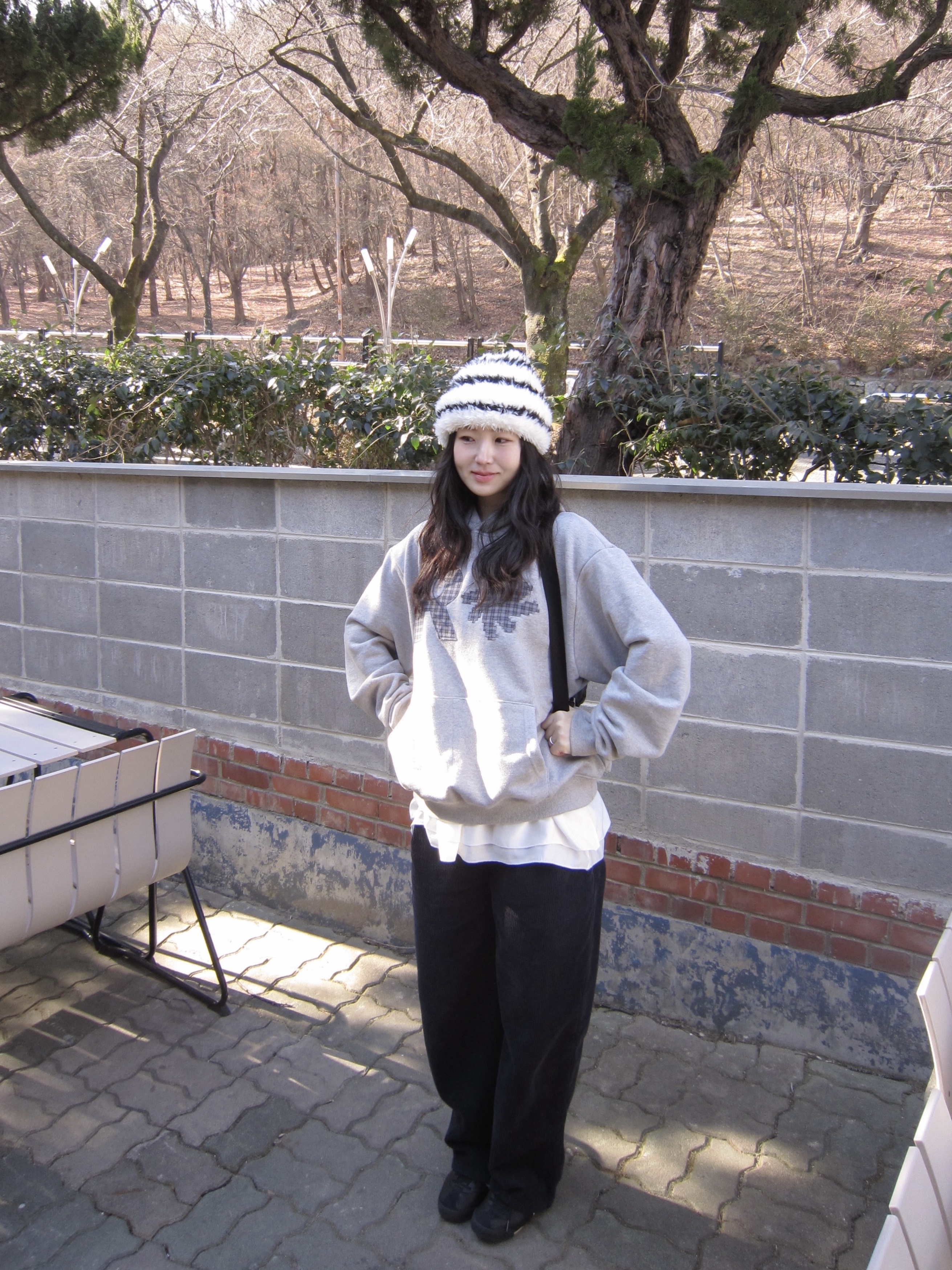 SLOW RECORD HOUSE Check Patch Hoodie Grey 착용 스타일 - 1