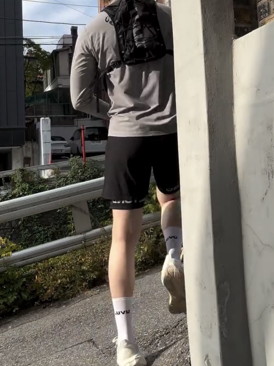 UVU Running Sock White, Asics Novablast 5 Oatmeal Black - D Standard 착용 스타일 - 3