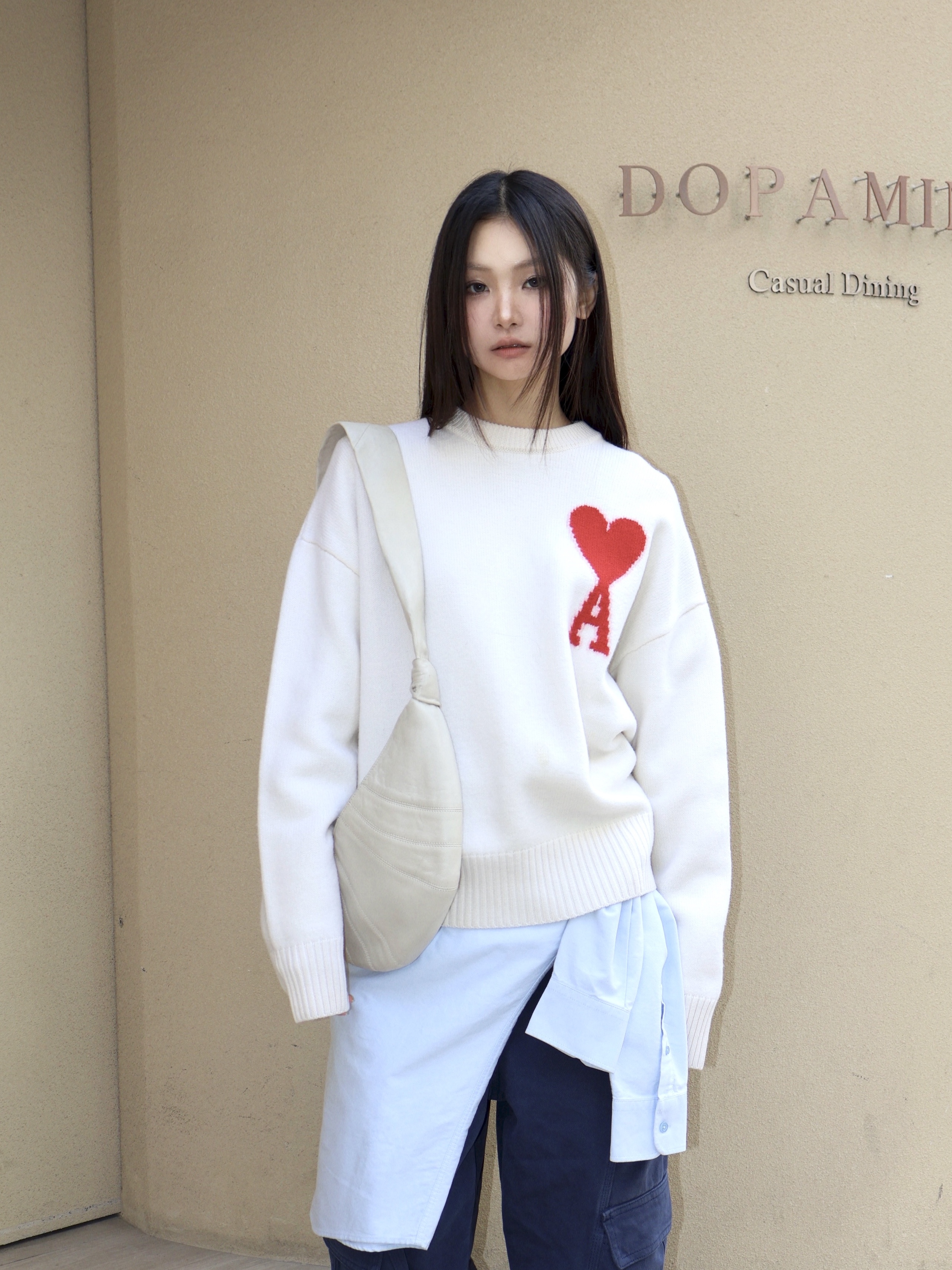 Lemaire Small Croissant Bag Soft Grained Leather Light Sage, AMI de Coeur Cotton Oxford Button Down Shirt Sky Blue 착용 스타일 - 1