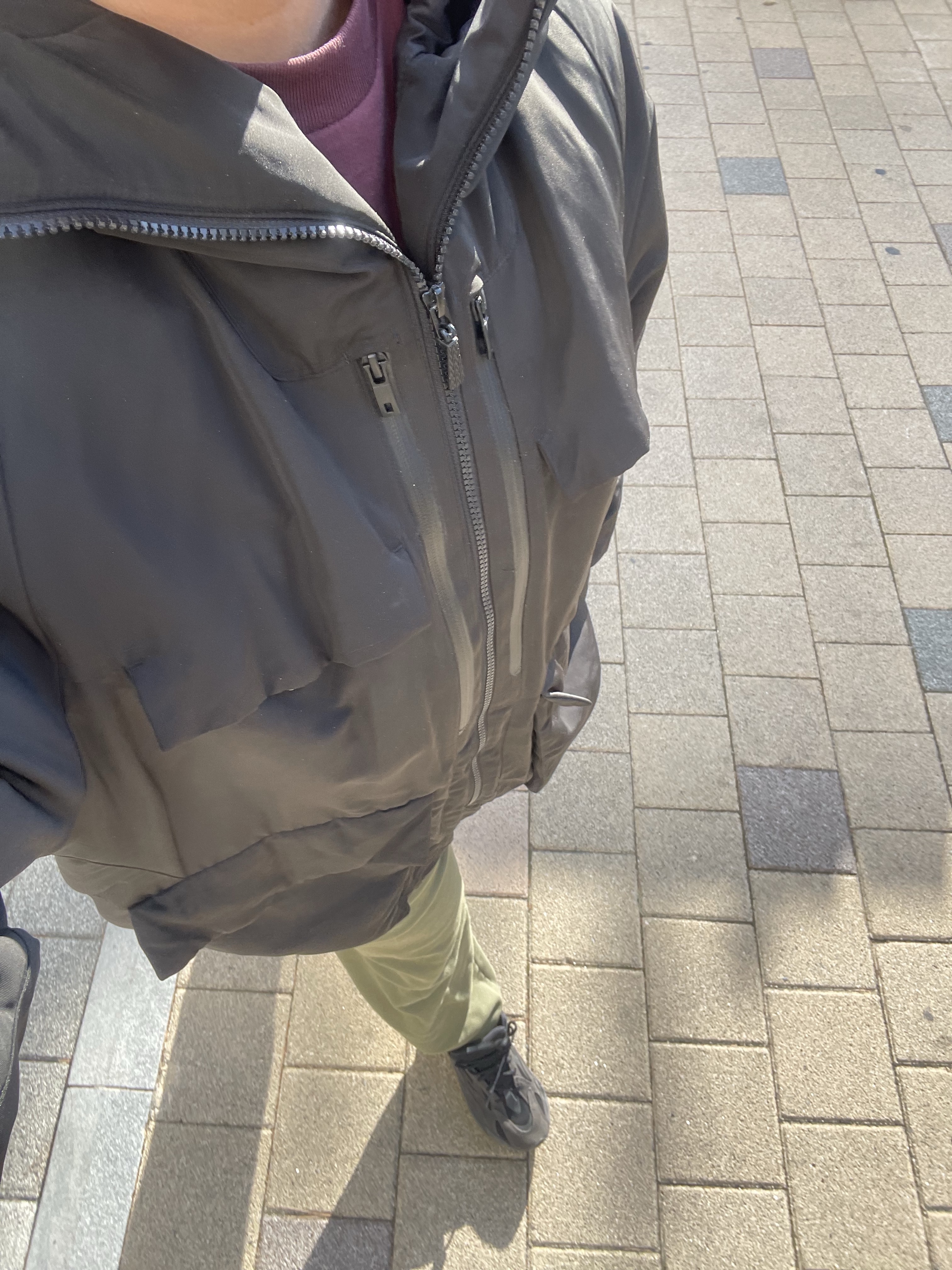 Uniqlo x White Mountaineering WPJ Hybrid Down Oversized Parka Black, Stussy 8 Ball Embroidered Pants Olive 착용 스타일 - 1