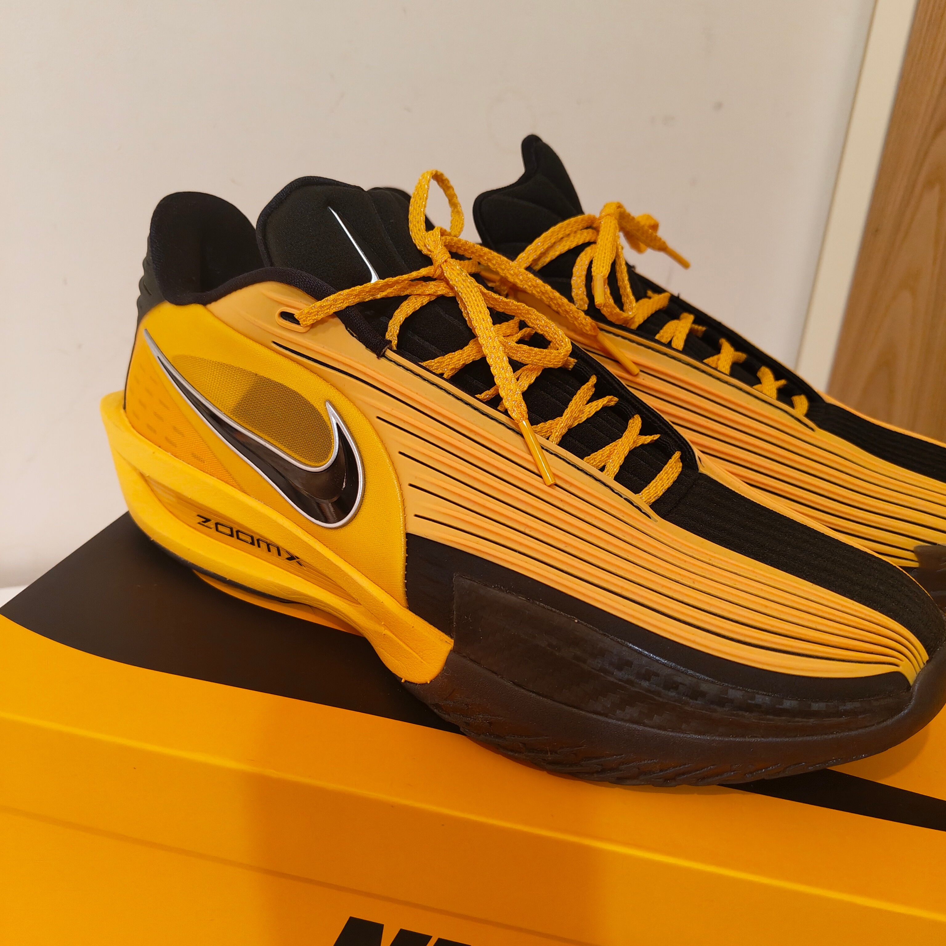 Nike GT Cut 3 EP Black University Gold Metallic Silver 착용 스타일 - 1